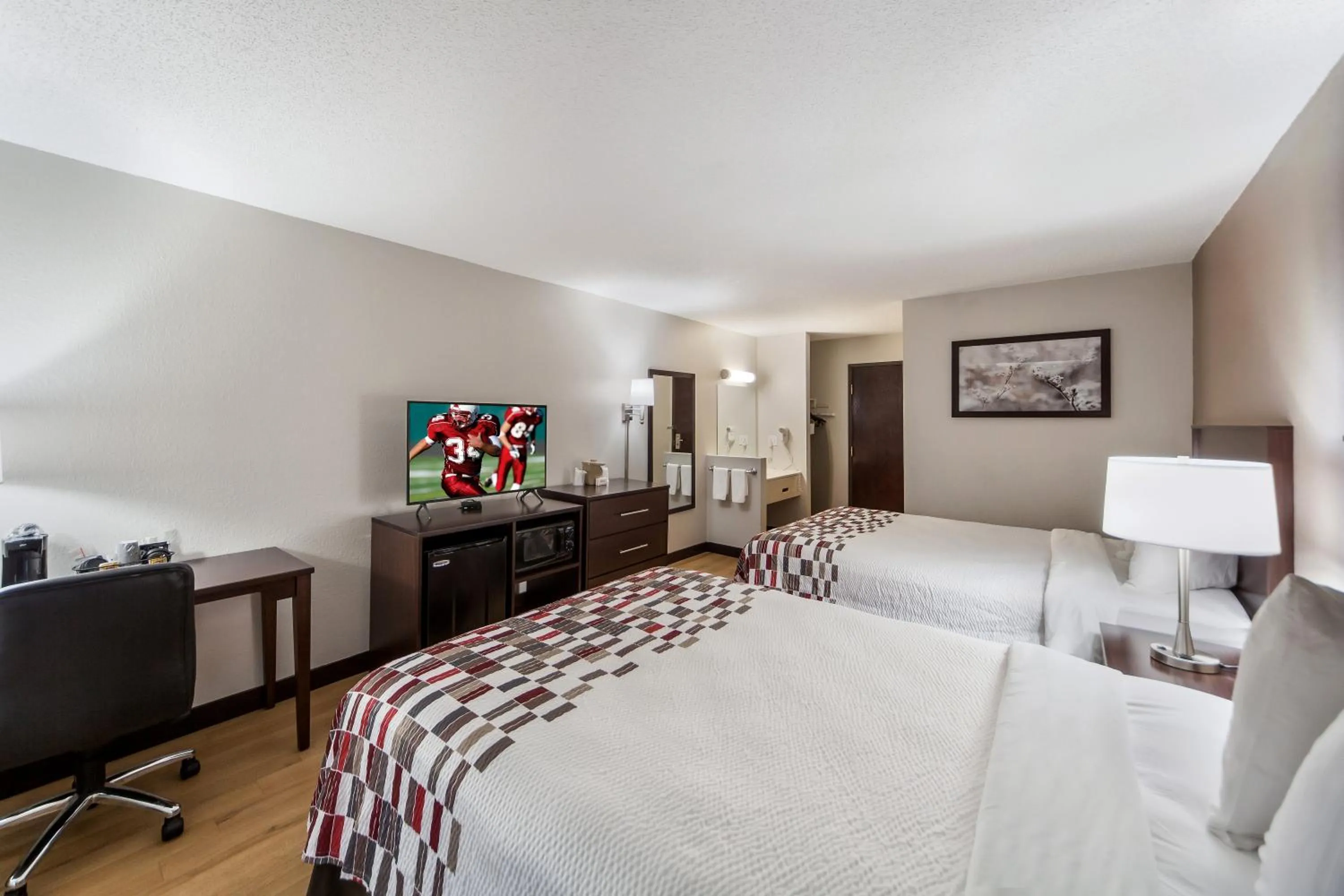 Photo of the whole room, Bed in Red Roof Inn & Suites Omaha - Council Bluffs