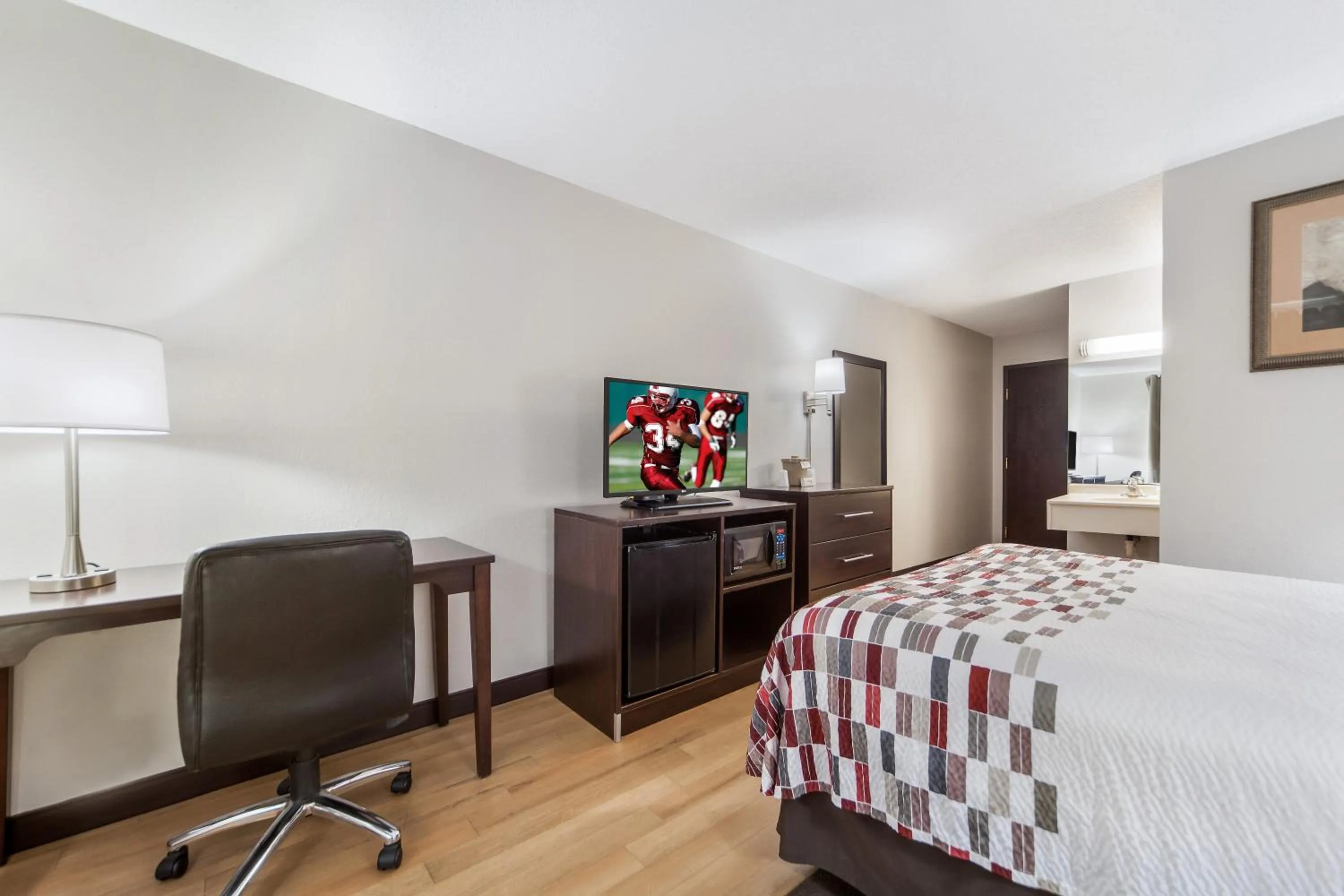 Photo of the whole room, Bed in Red Roof Inn & Suites Omaha - Council Bluffs