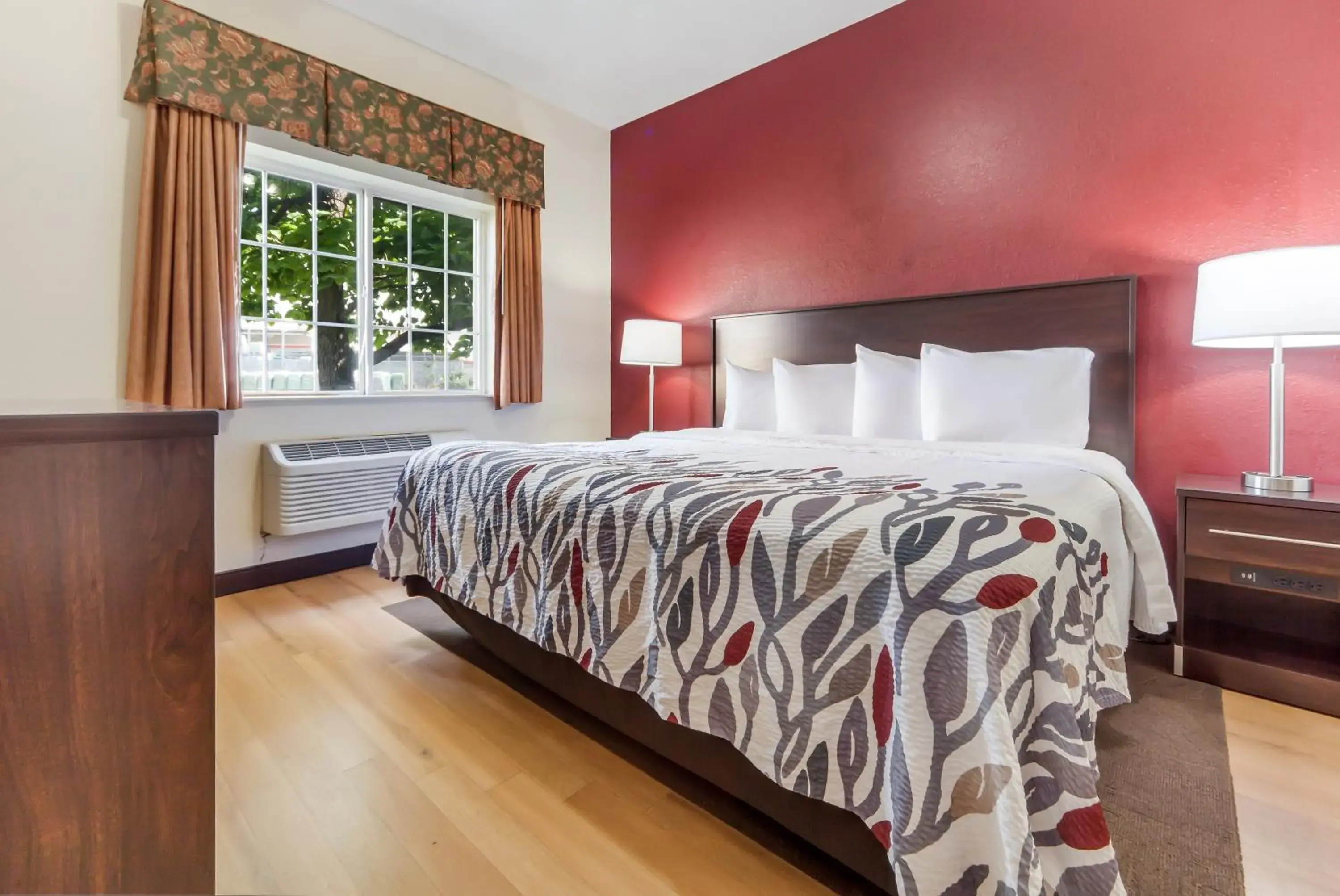 Apartment King Room Smoke Free in Red Roof Inn & Suites Omaha - Council Bluffs Apartment King Room Smoke Free in Red Roof Inn & Suites Omaha - Council Bluffs