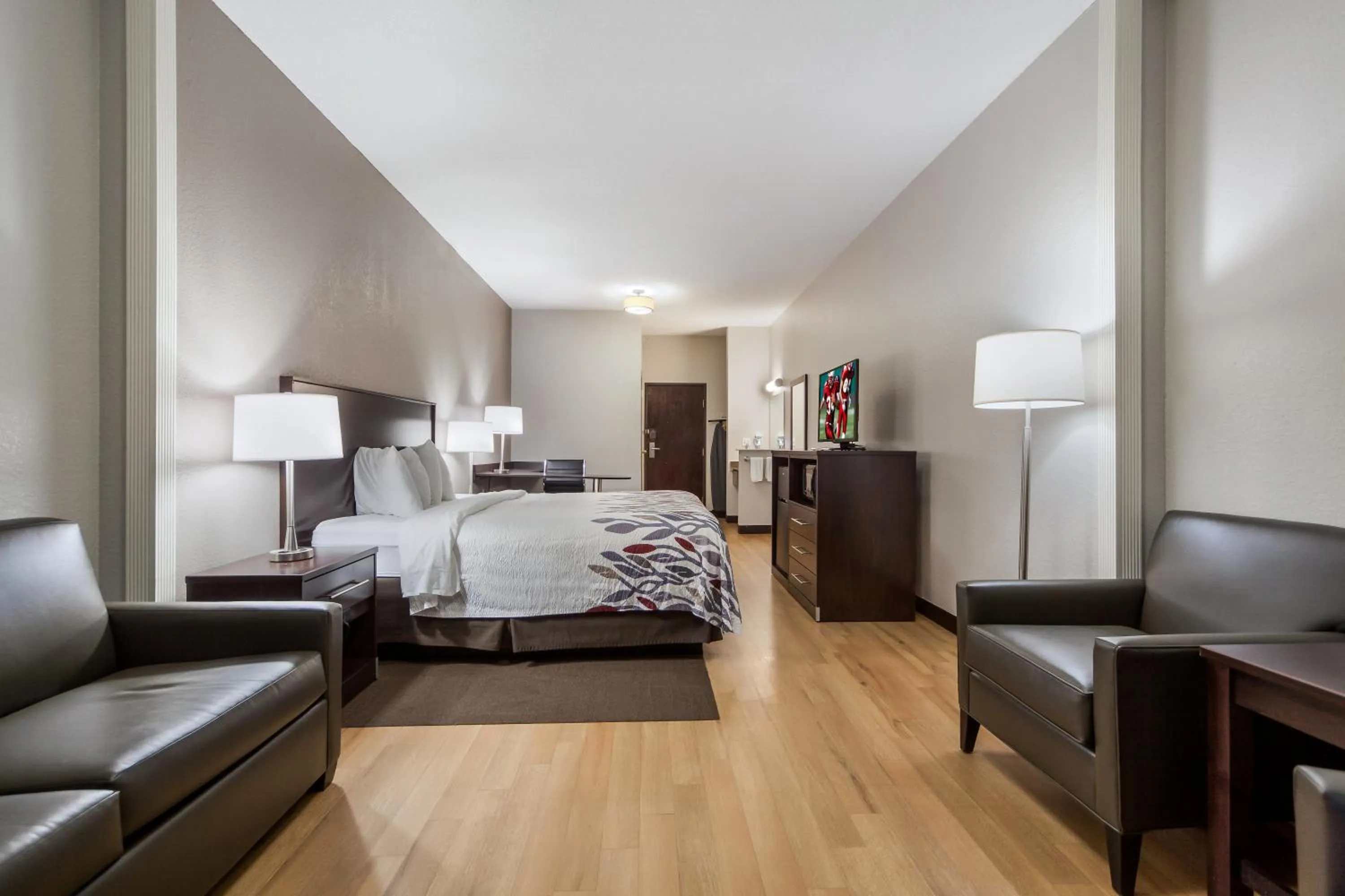 Photo of the whole room, Bed in Red Roof Inn & Suites Omaha - Council Bluffs