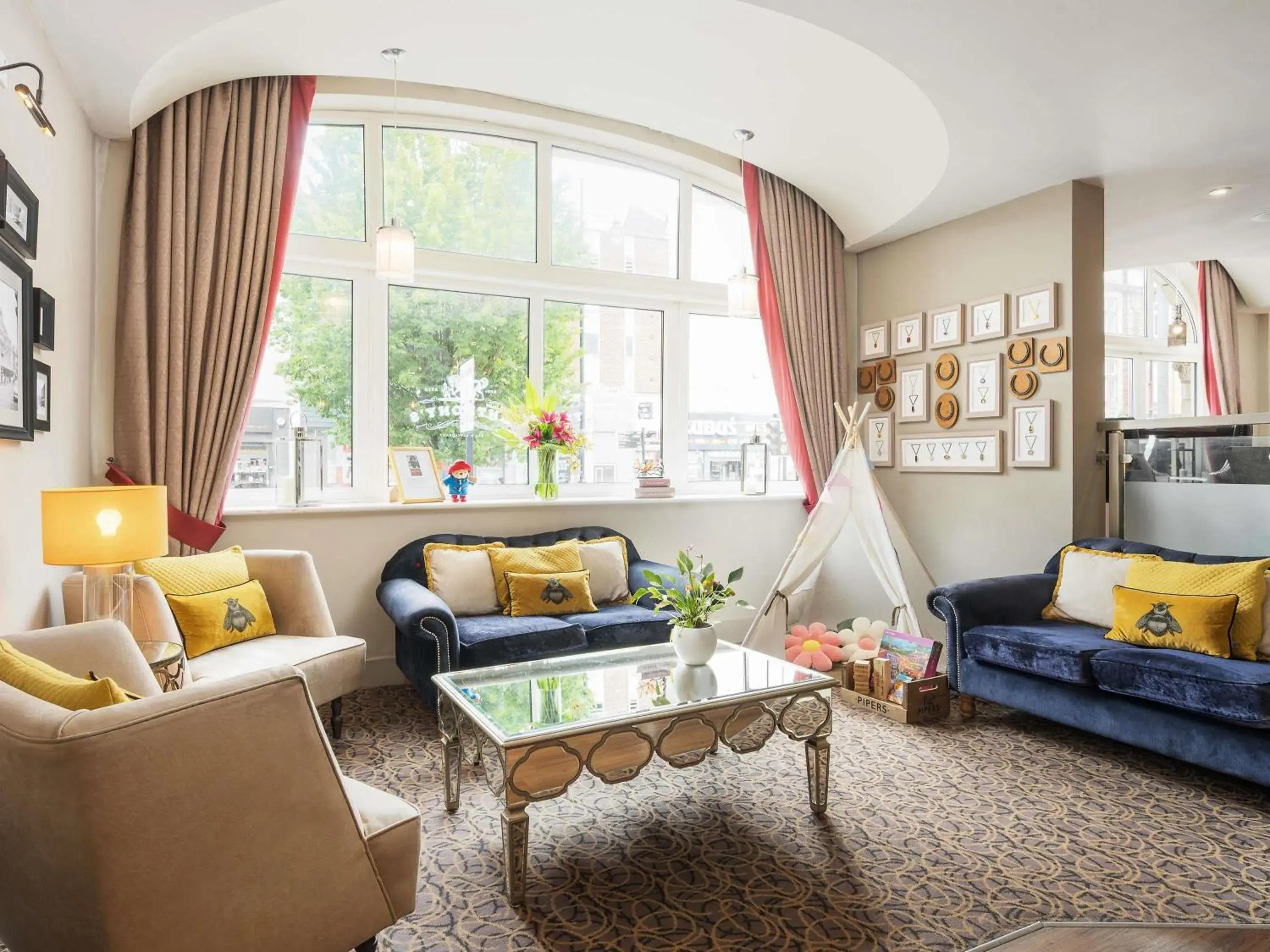 Lounge or bar in Mercure Doncaster Centre Danum Hotel Lounge or bar in Mercure Doncaster Centre Danum Hotel