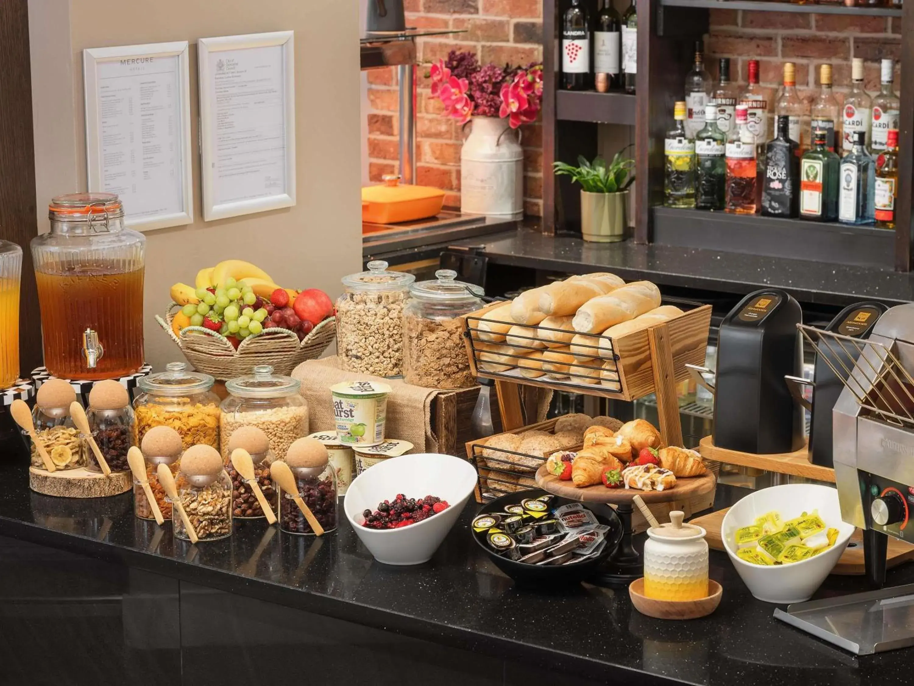 Lounge or bar in Mercure Doncaster Centre Danum Hotel Lounge or bar in Mercure Doncaster Centre Danum Hotel