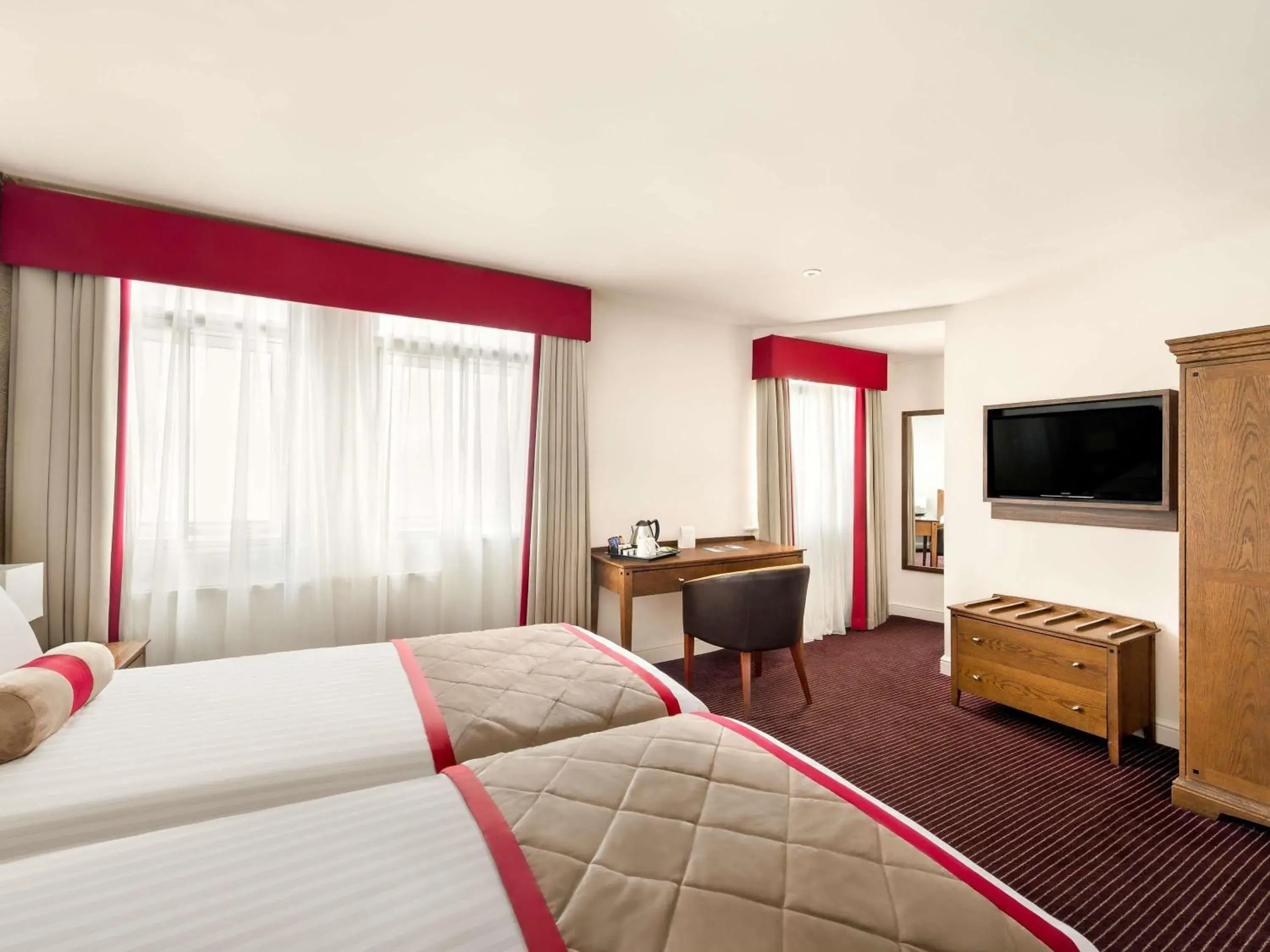 Bedroom, Bed in Mercure Doncaster Centre Danum Hotel Bedroom, Bed in Mercure Doncaster Centre Danum Hotel