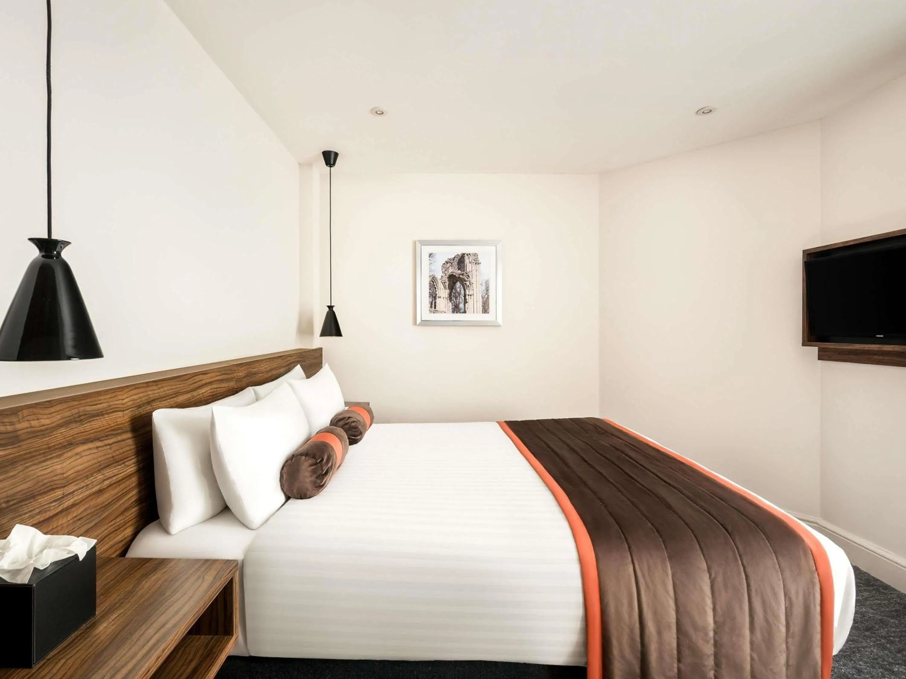 Bedroom, Bed in Mercure Doncaster Centre Danum Hotel