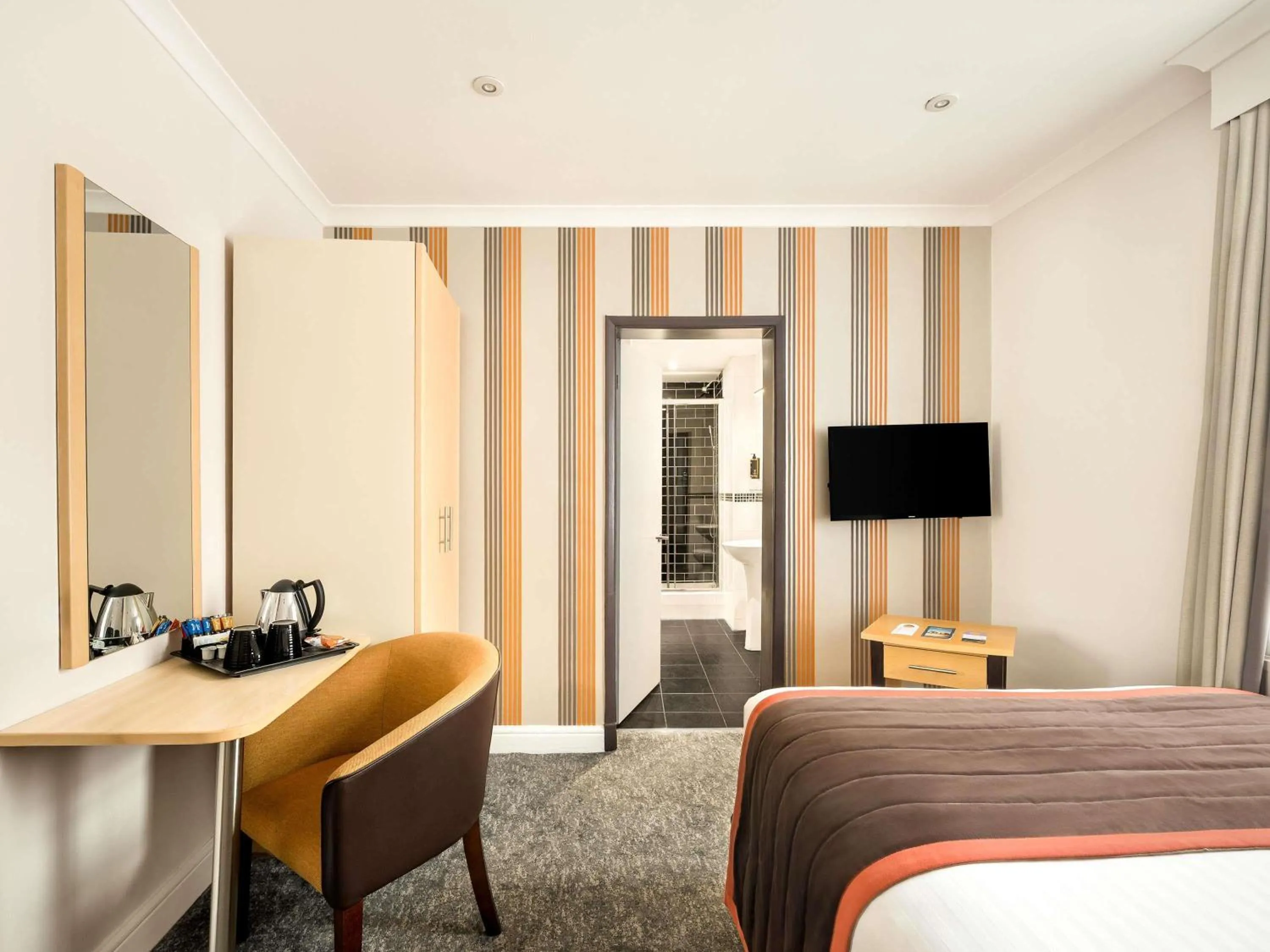 Bedroom, Bed in Mercure Doncaster Centre Danum Hotel
