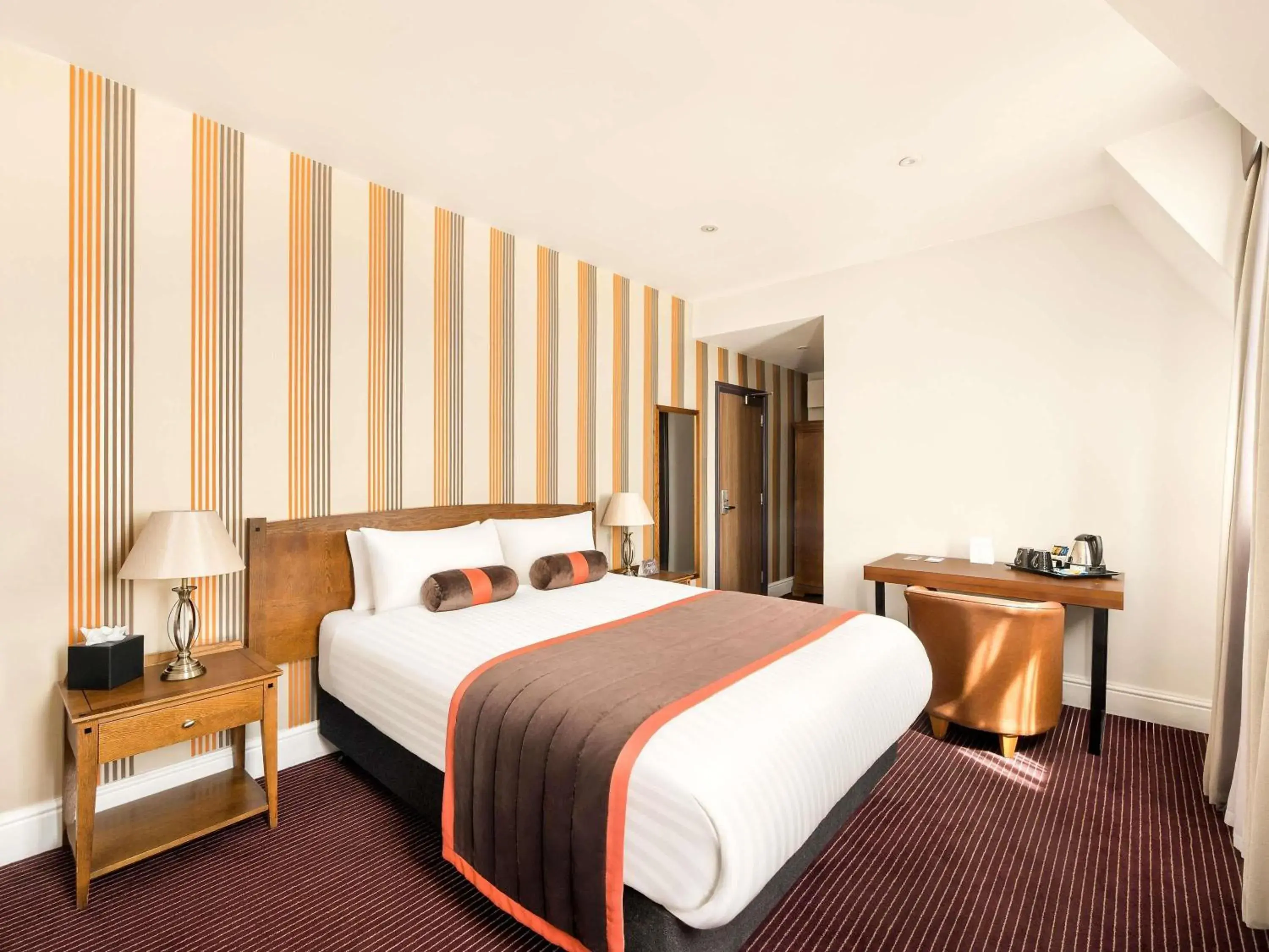 Bedroom, Bed in Mercure Doncaster Centre Danum Hotel Bedroom, Bed in Mercure Doncaster Centre Danum Hotel