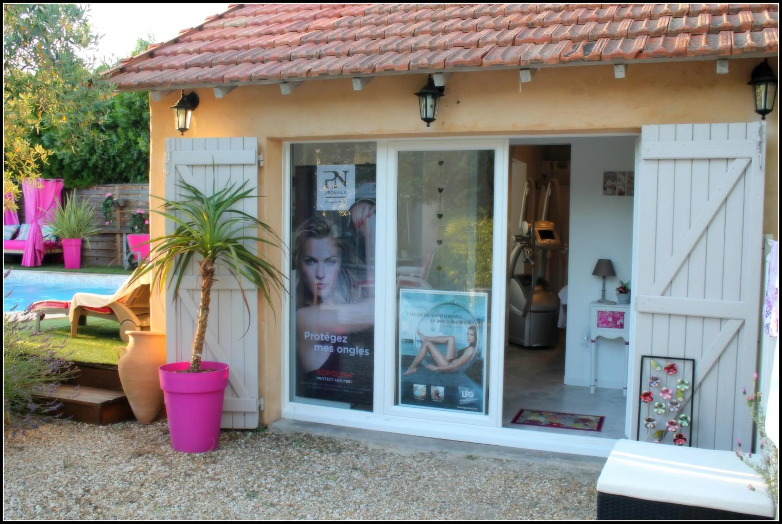 Facade/entrance in A l'Orée du Pin