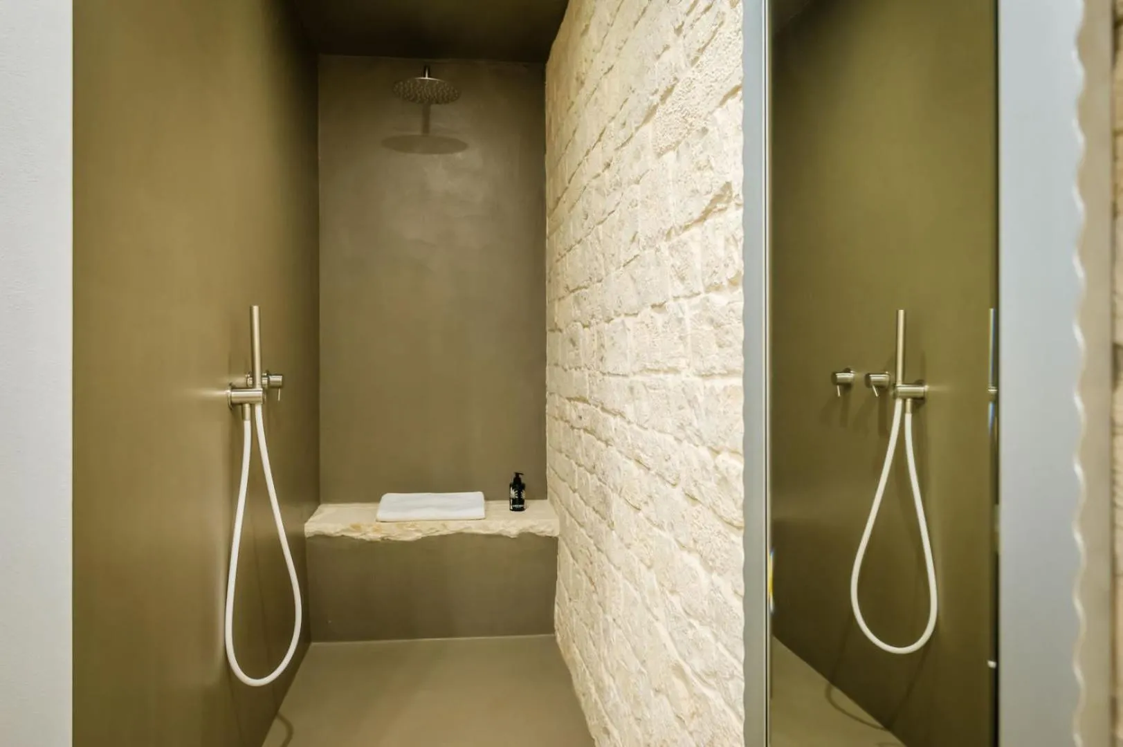 Shower in Murr Luxury Rooms
