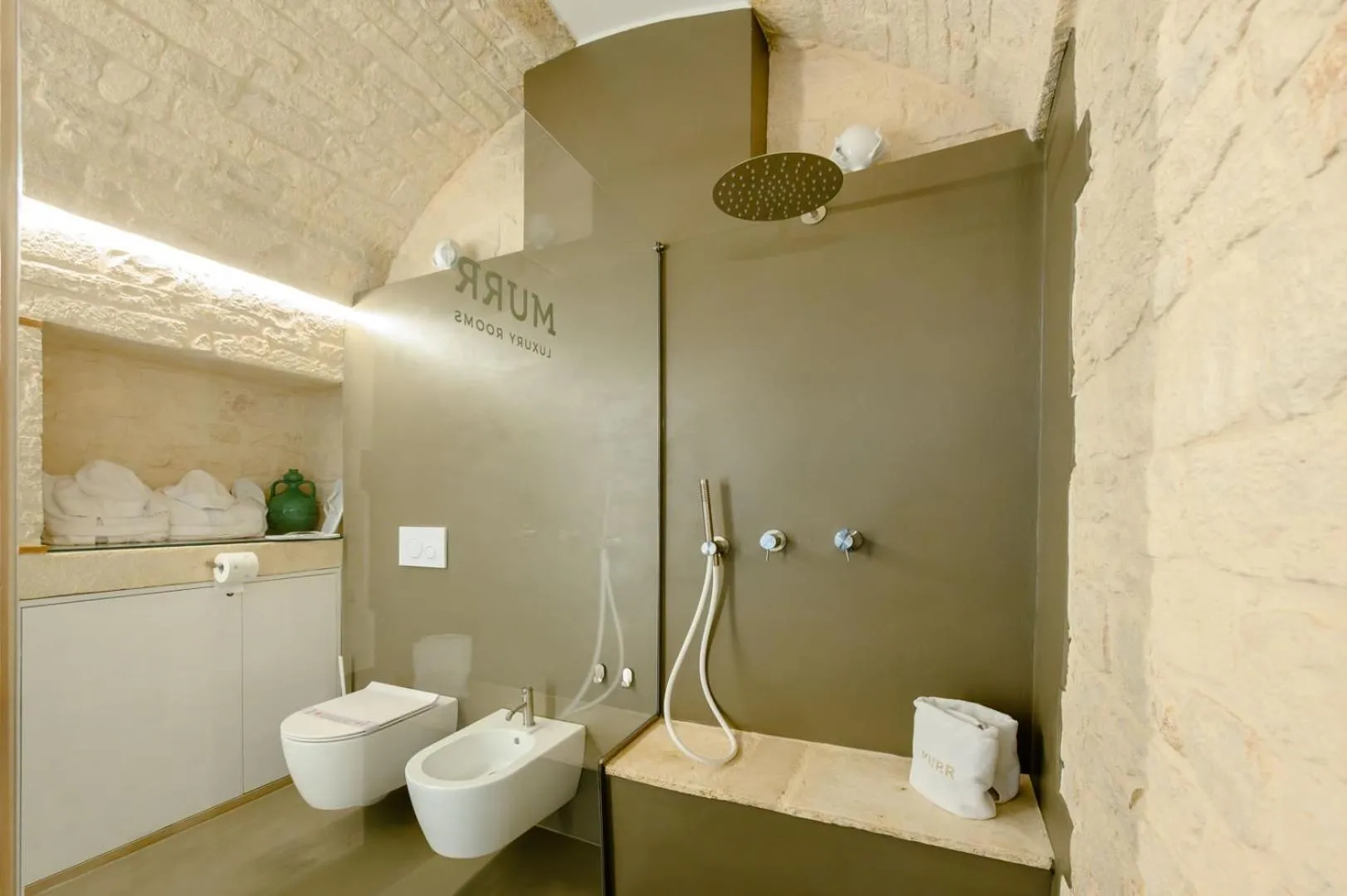 Shower in Murr Luxury Rooms