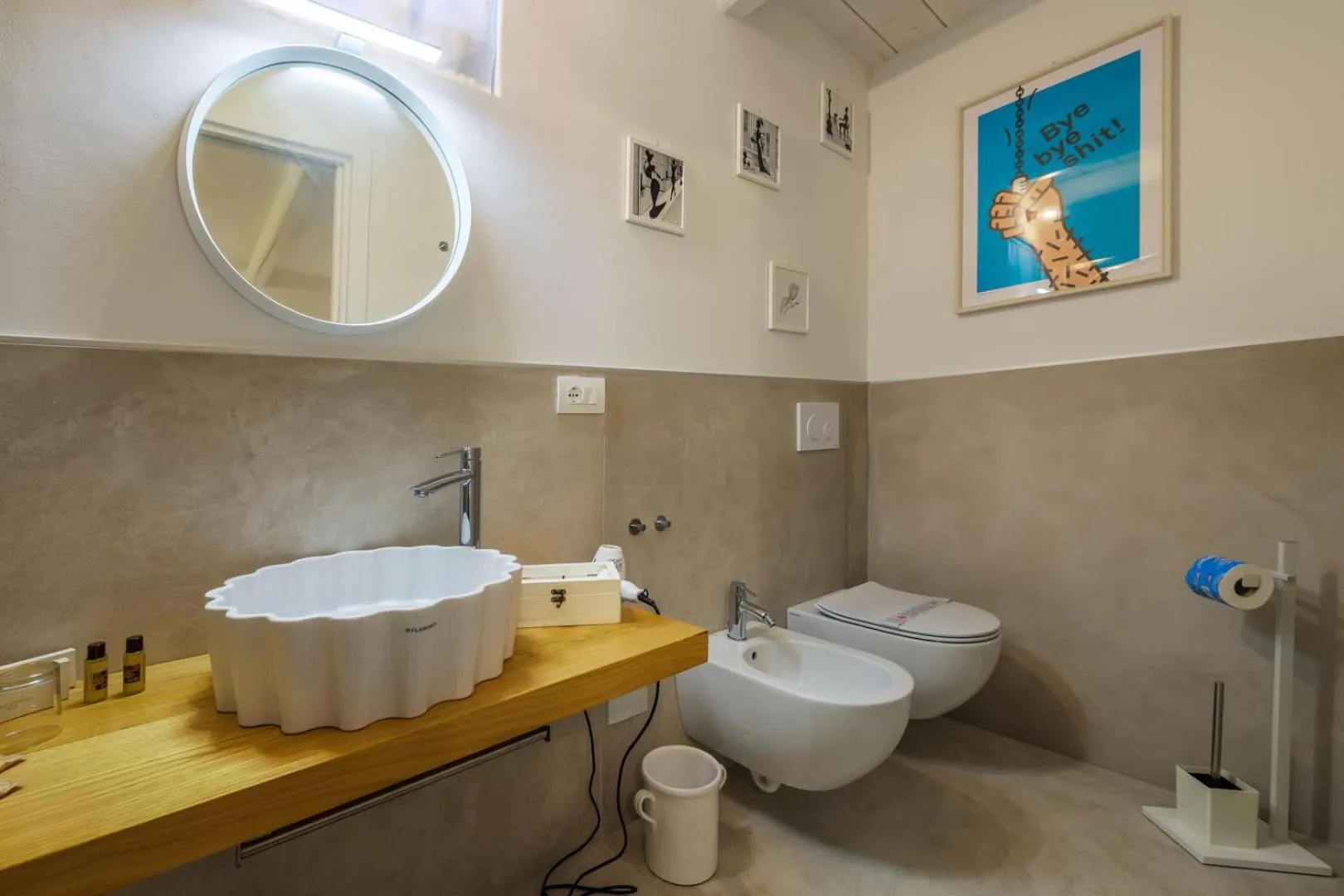 Toilet in Murr Luxury Rooms