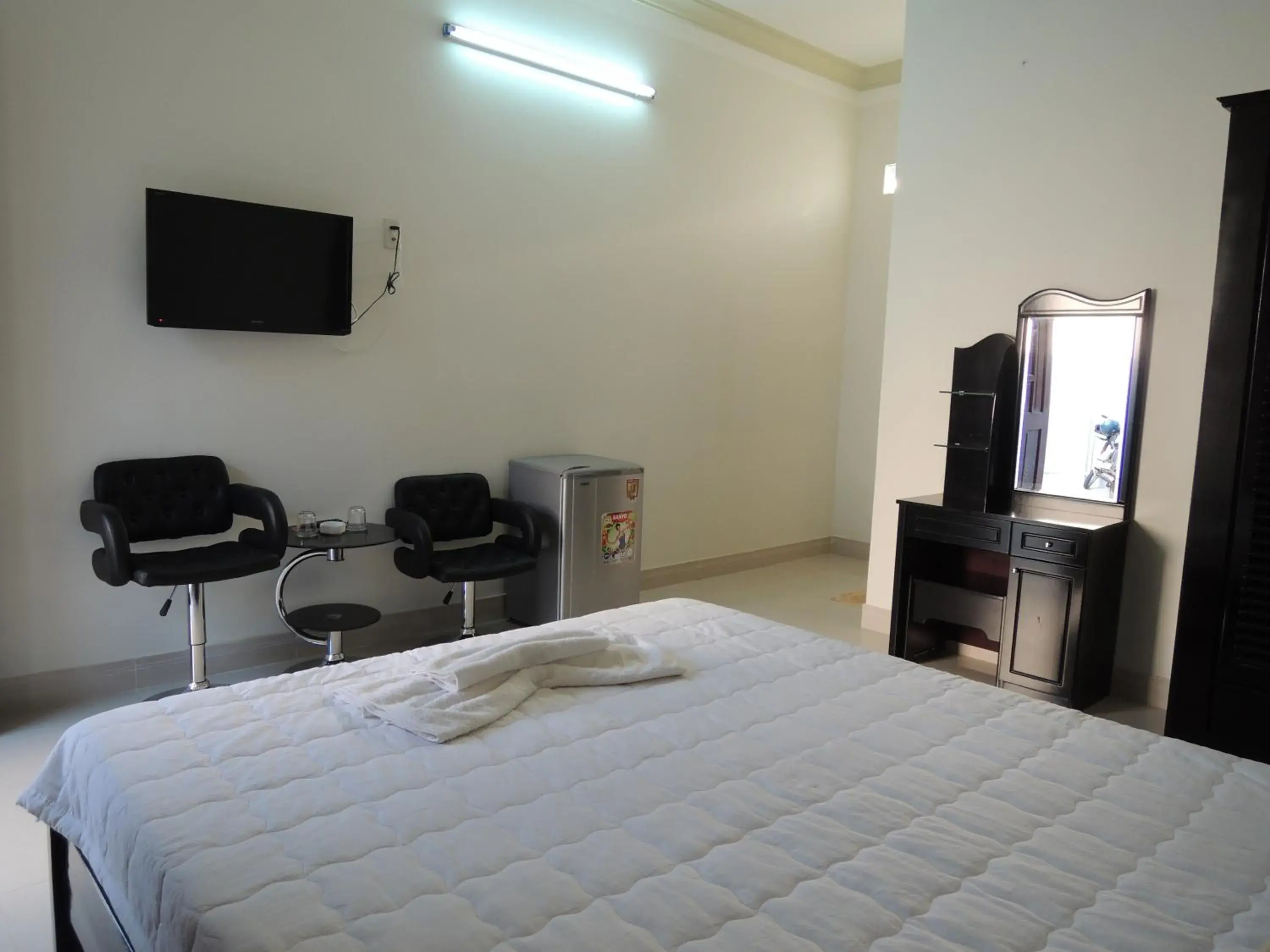 TV and multimedia, Bed in Phuong Tay Guest House TV and multimedia, Bed in Phuong Tay Guest House