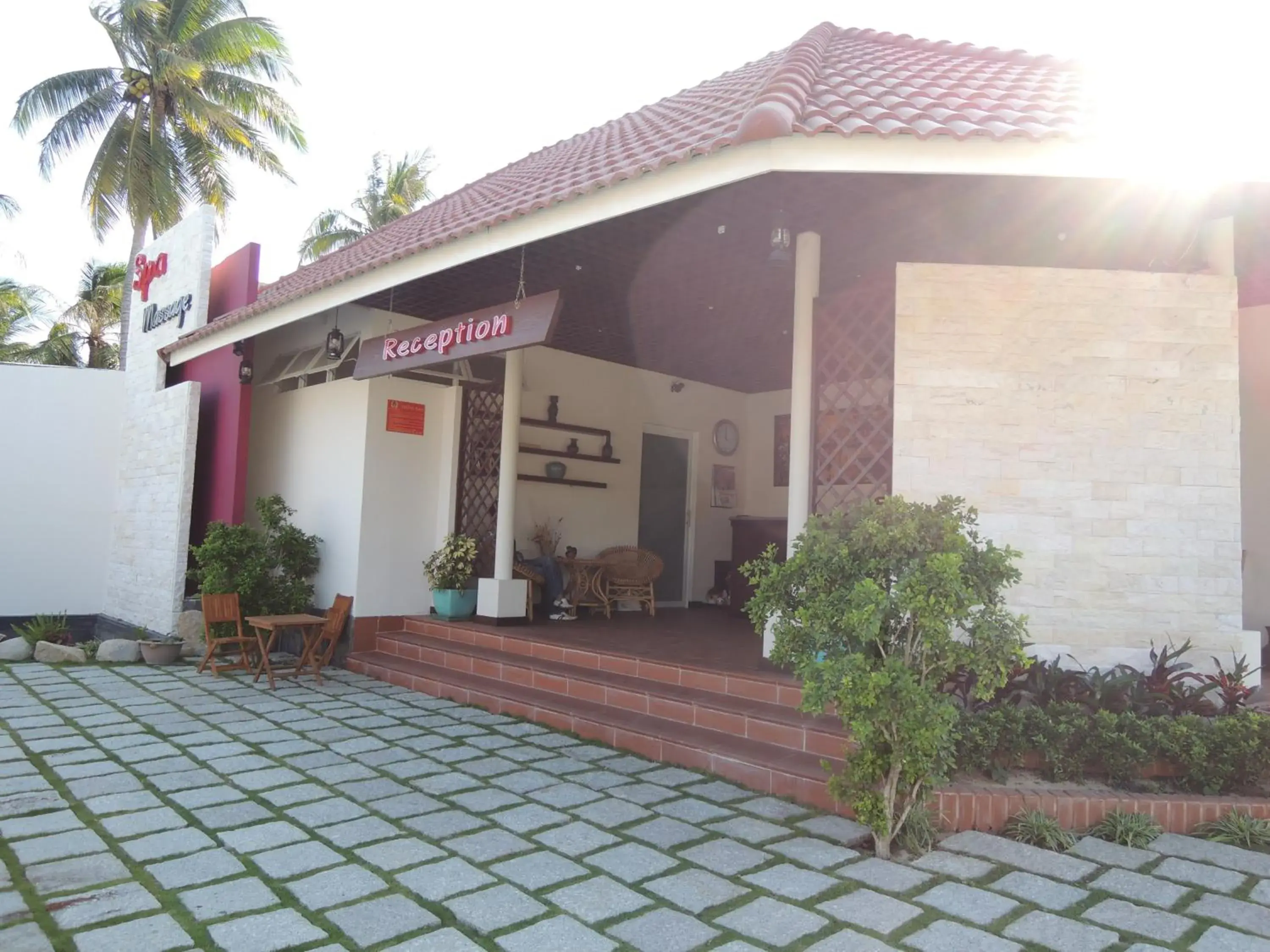 Facade/entrance in Phuong Tay Guest House Facade/entrance in Phuong Tay Guest House