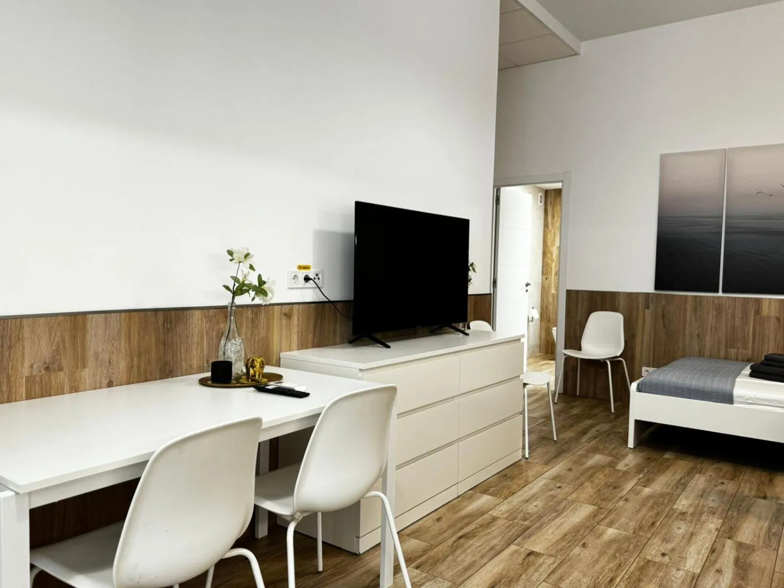 Communal lounge/ TV room, Bed in Rodrigues 15