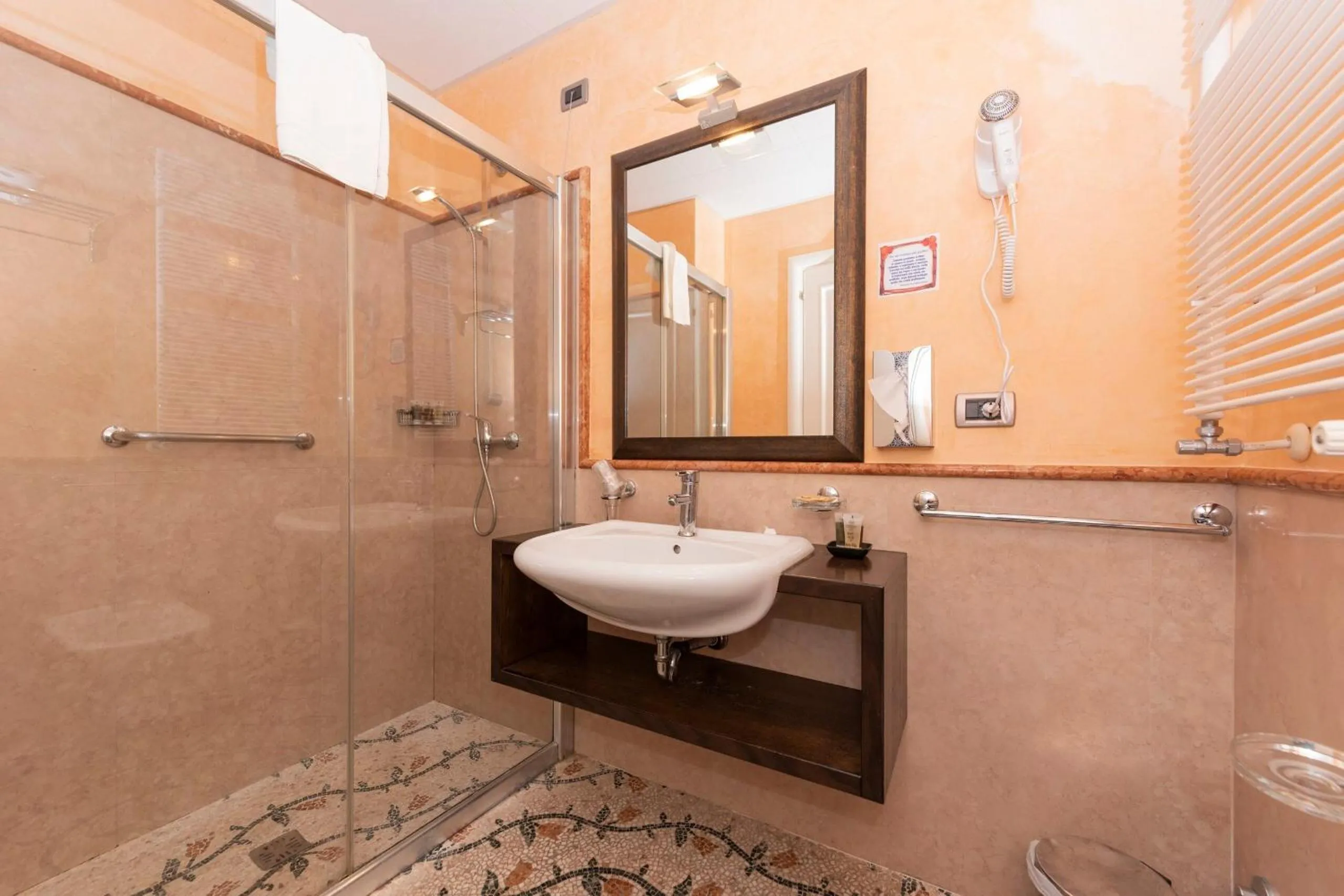 Shower in Hotel Aurora e del Benessere