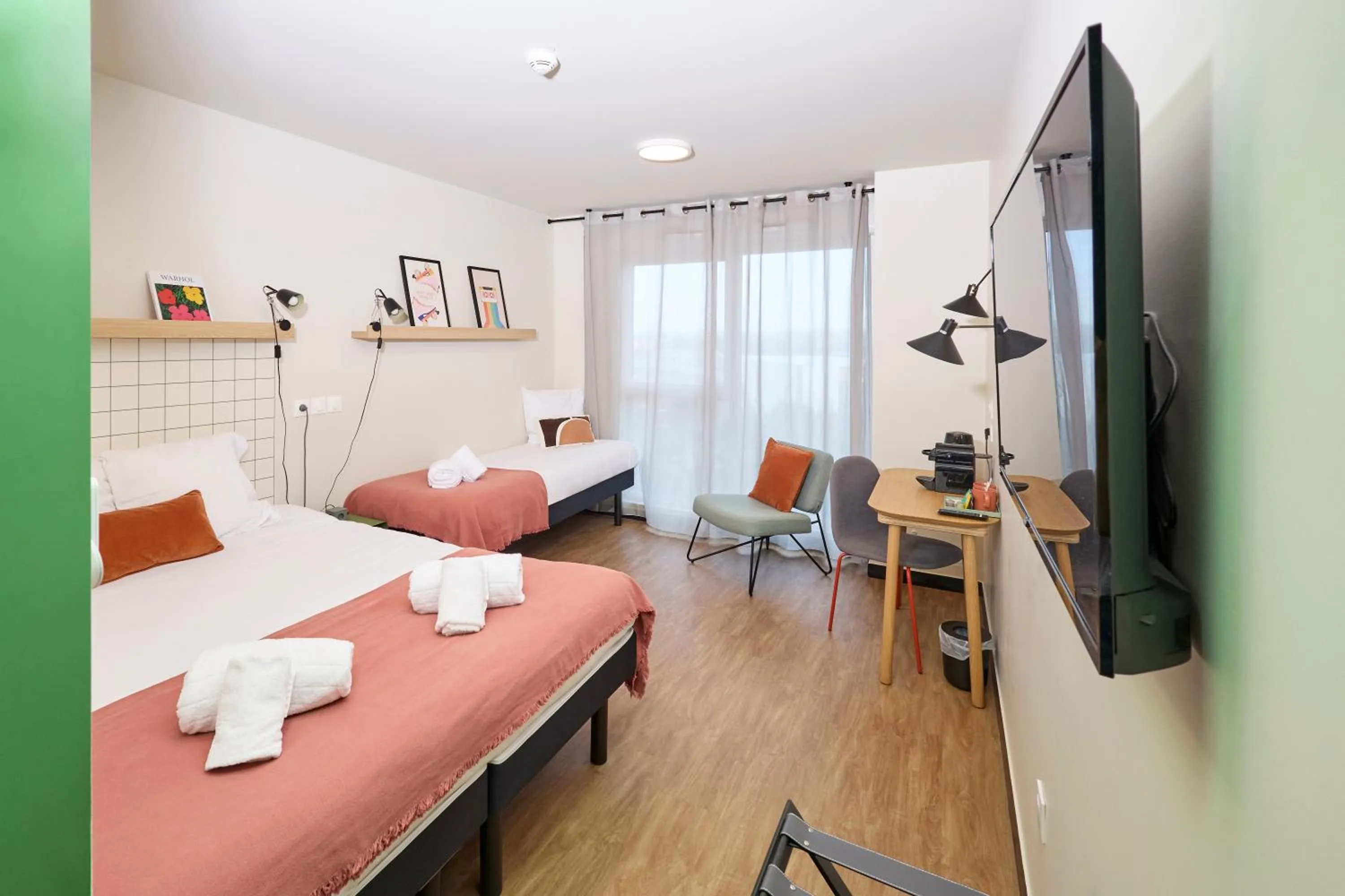 Photo of the whole room, Bed in Hife Toulouse Sud Labège