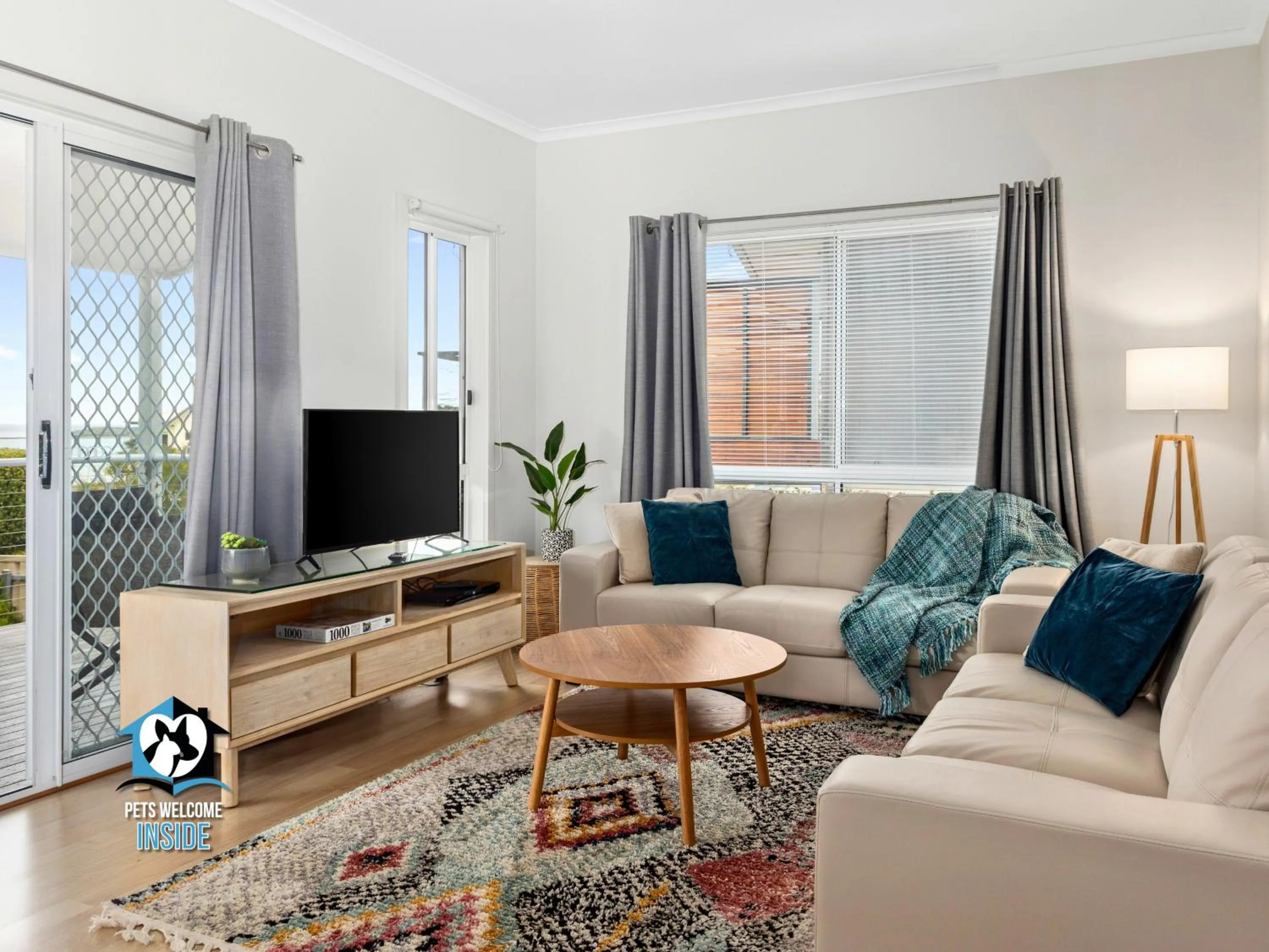 Communal lounge/ TV room in 3BR Contemporary Home with Sea Views