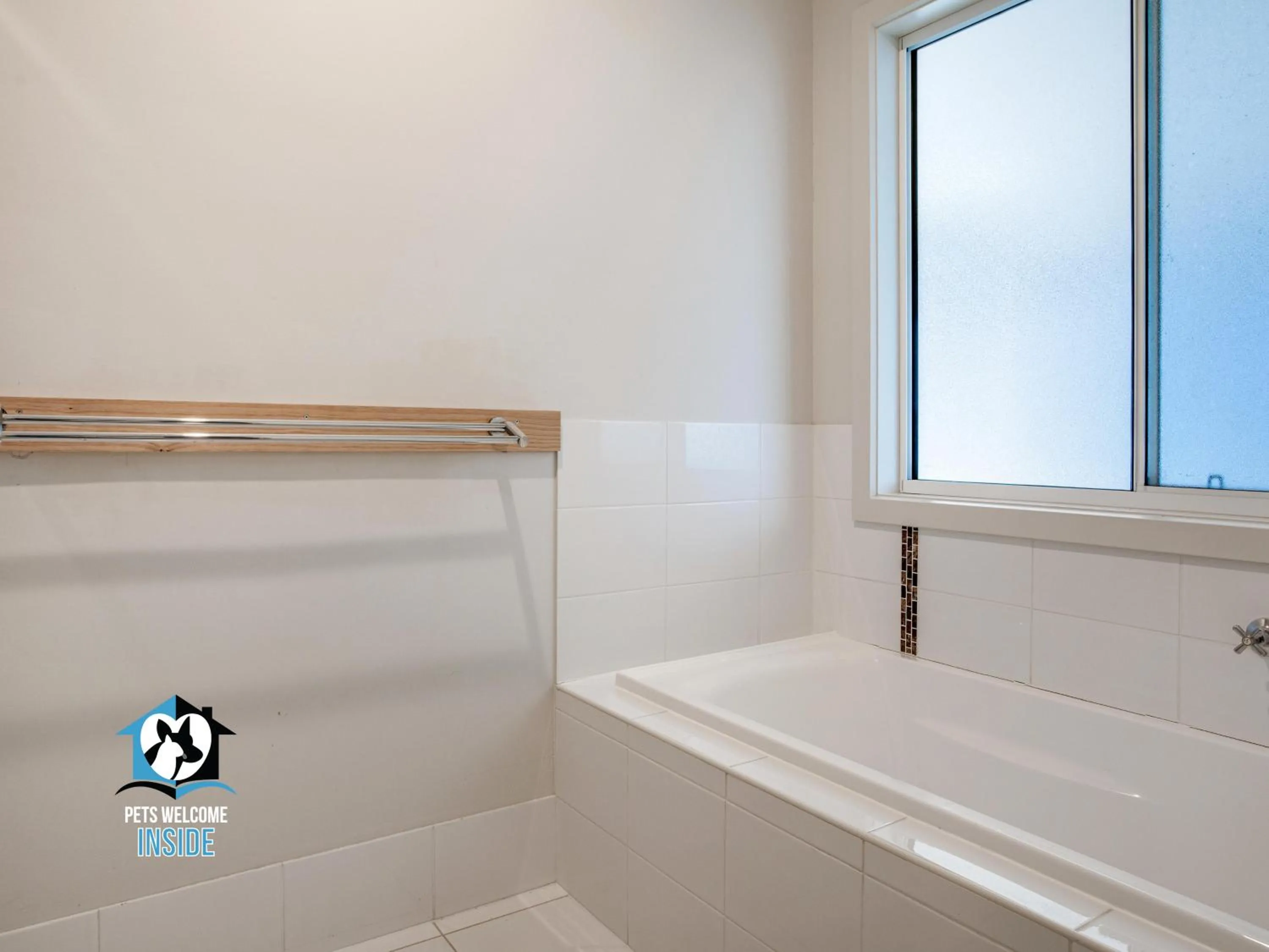 Bath in 3BR Contemporary Home with Sea Views