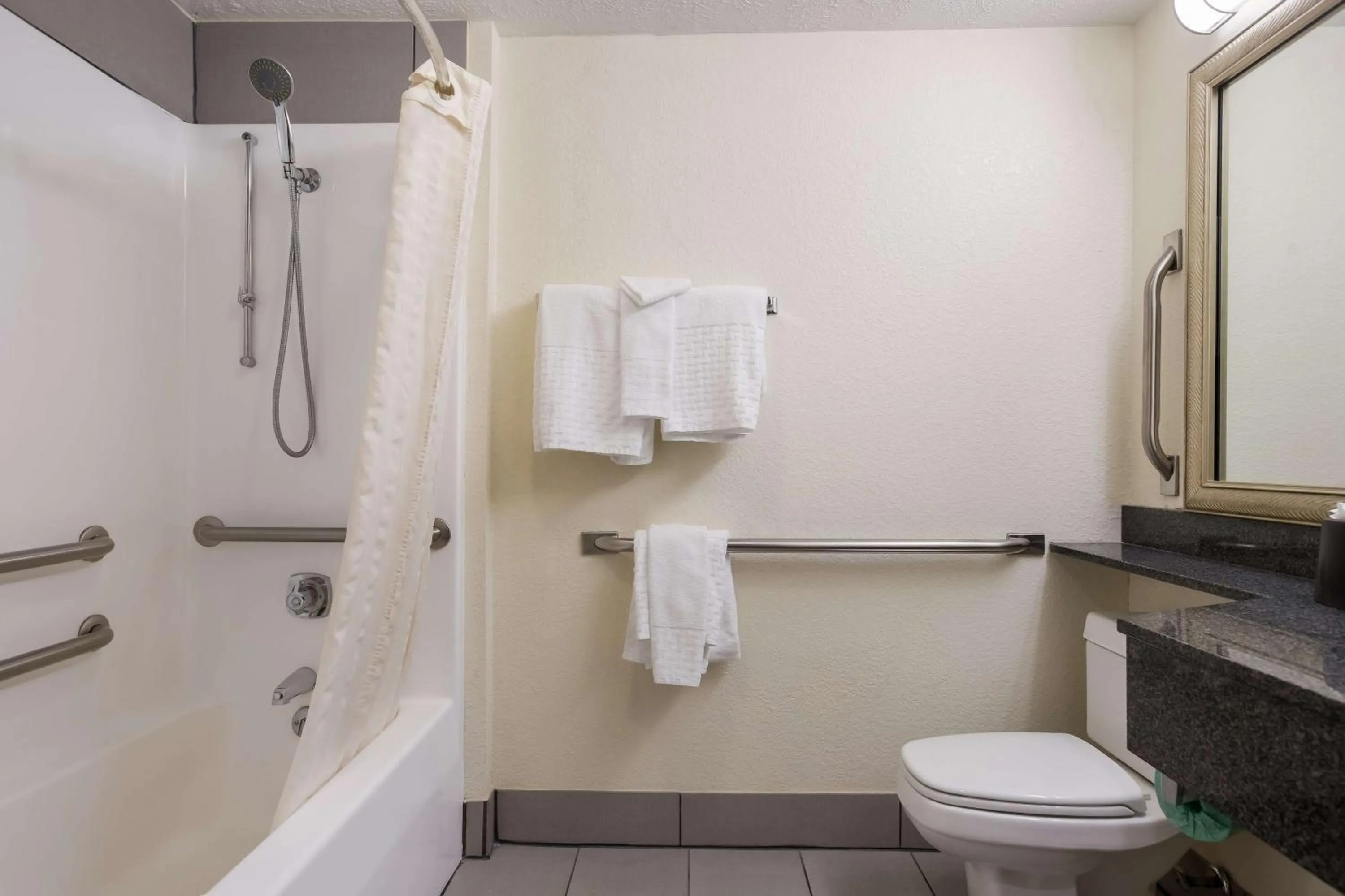 Bathroom in Best Western Kendallville Inn