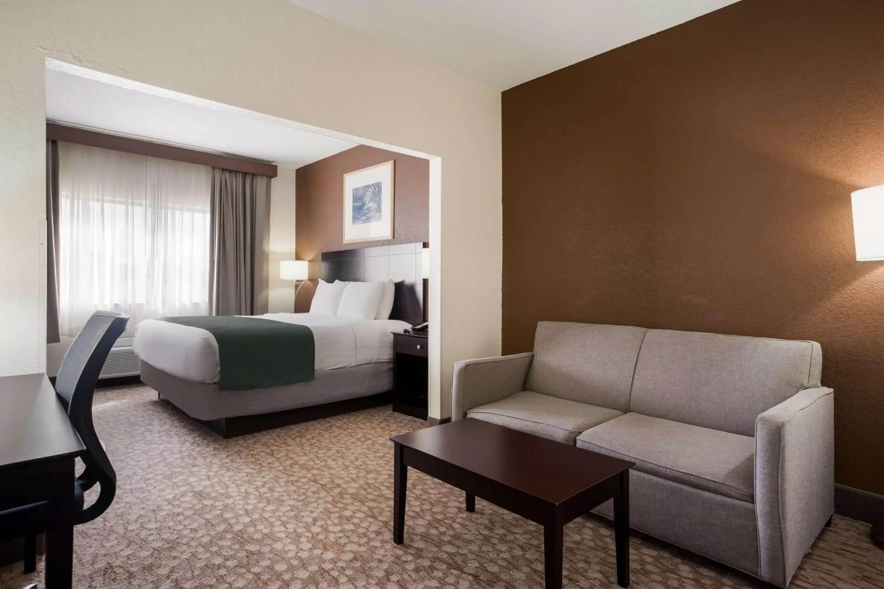 Queen Suite in Best Western Kendallville Inn Queen Suite in Best Western Kendallville Inn