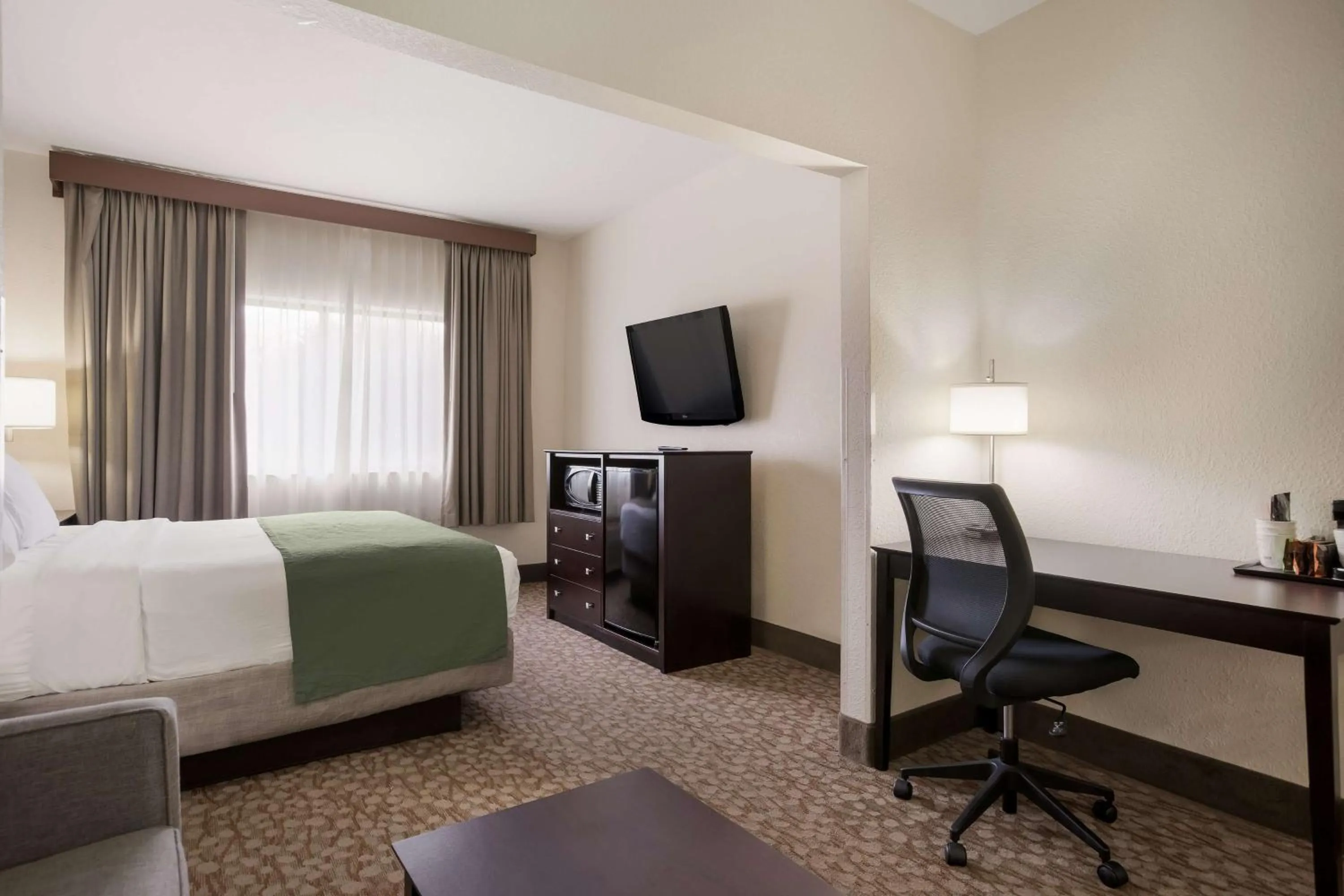 Bedroom, Bed in Best Western Kendallville Inn