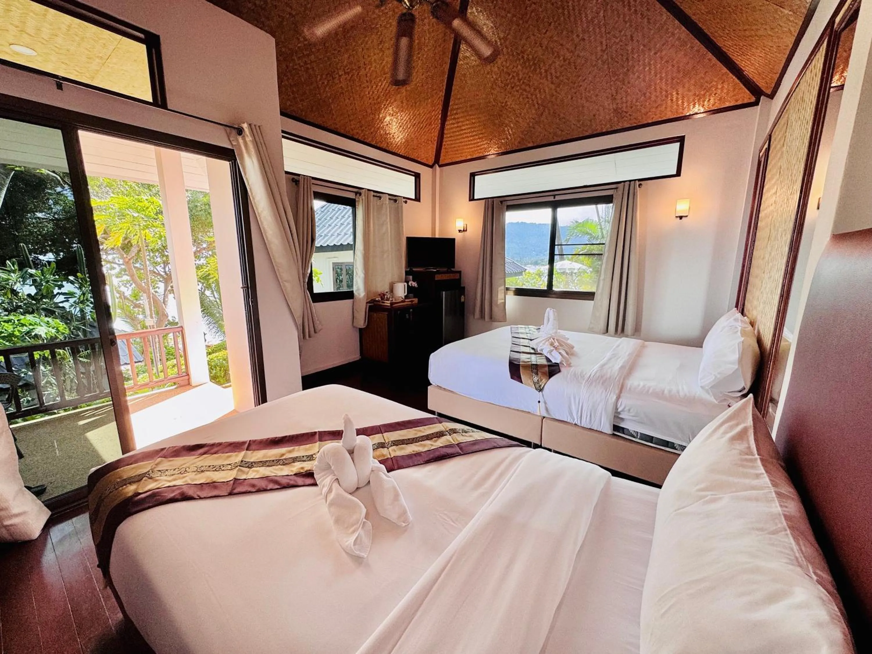 Photo of the whole room, Bed in Lamai Bayview Boutique Resort
