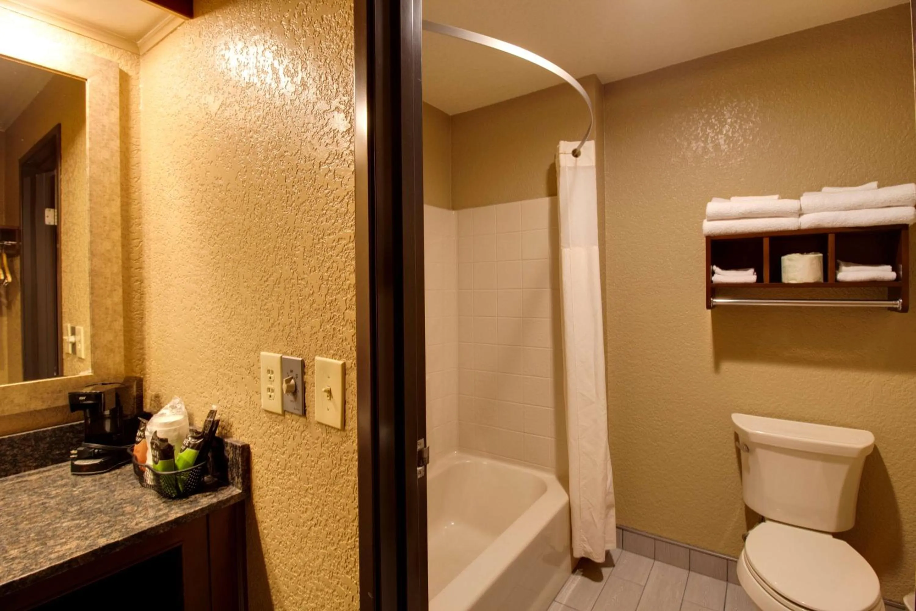 Bathroom in Best Western Harbour Pointe Lakefront
