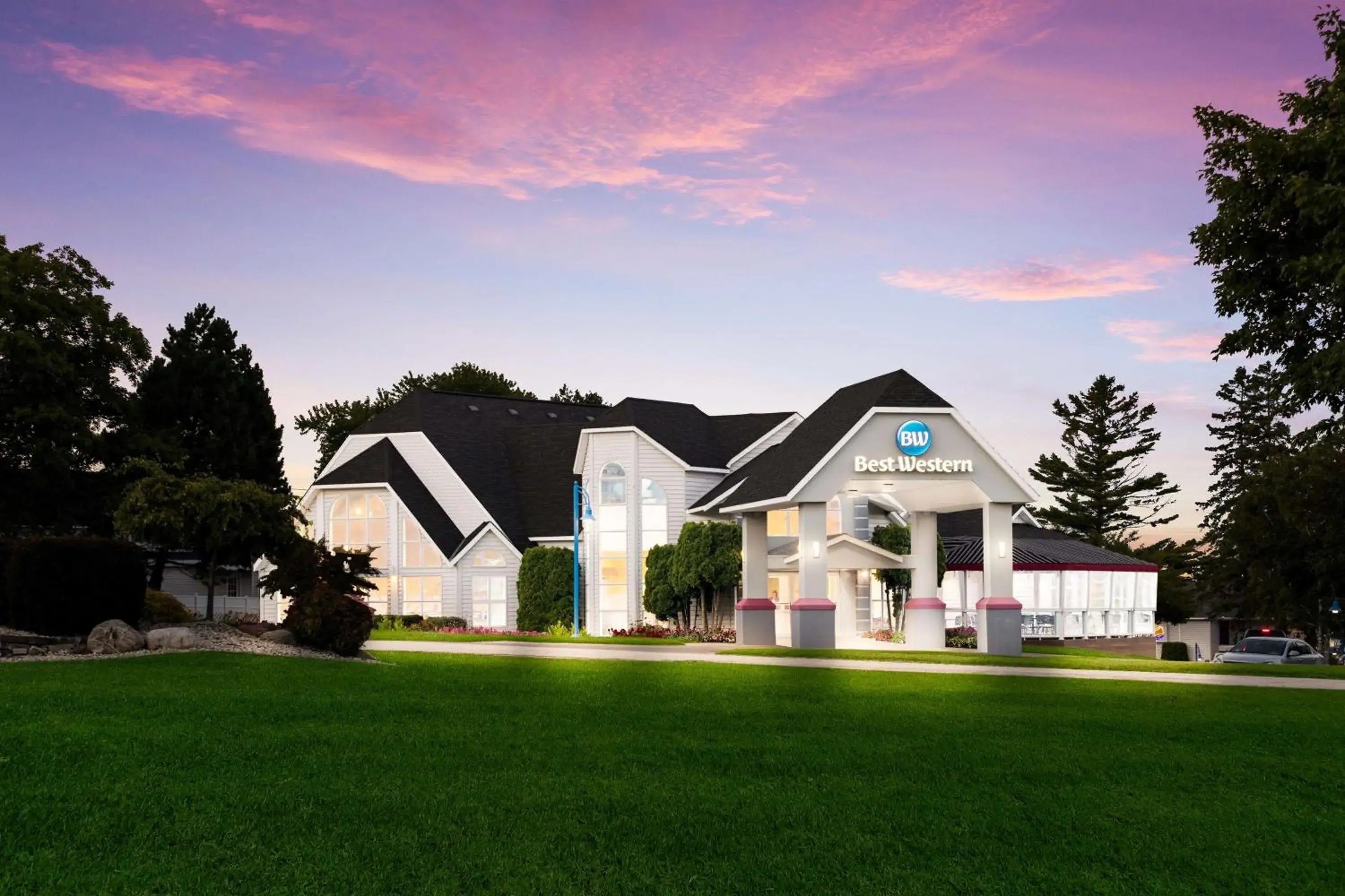 Property building in Best Western Harbour Pointe Lakefront Property building in Best Western Harbour Pointe Lakefront