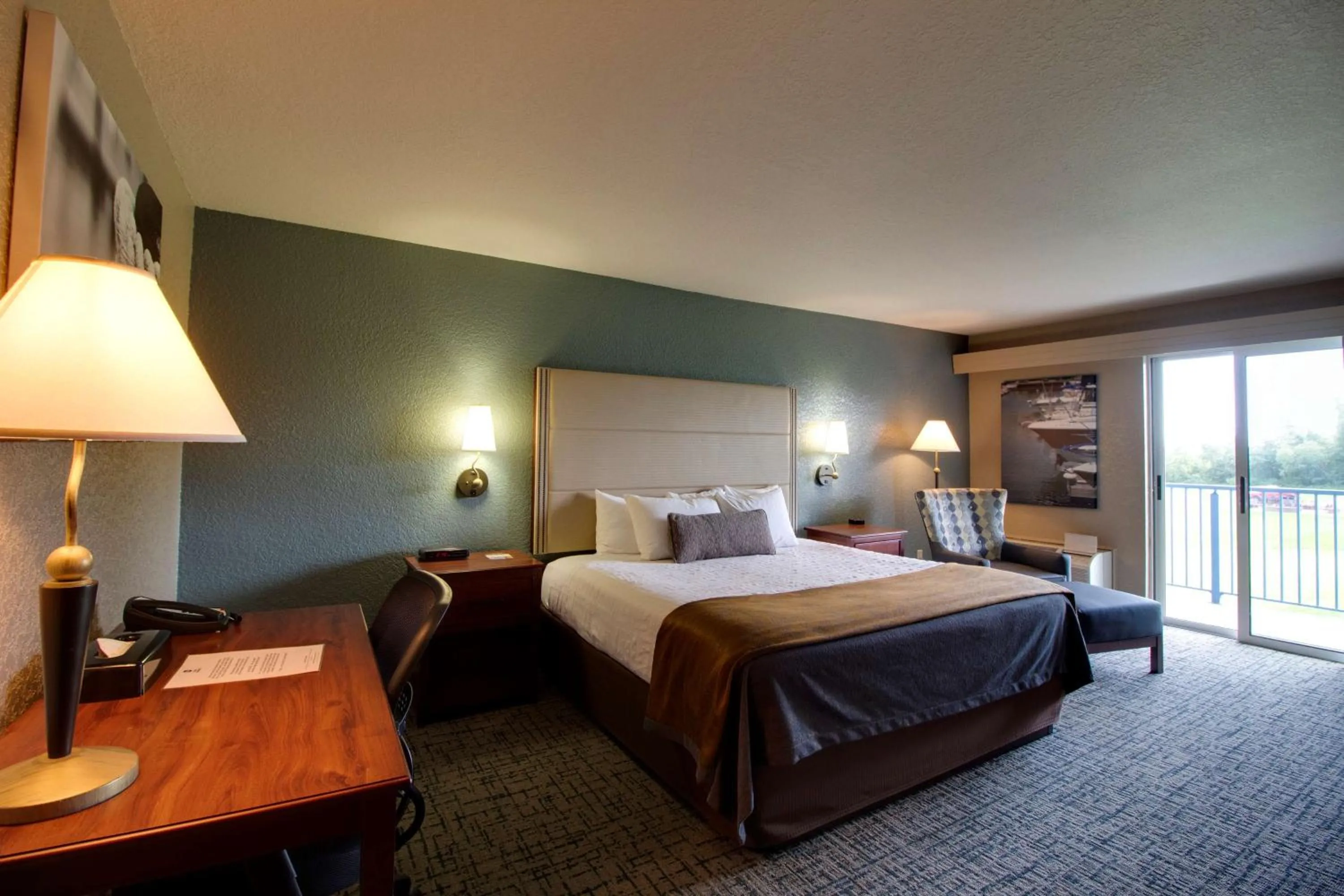 Photo of the whole room, Bed in Best Western Harbour Pointe Lakefront