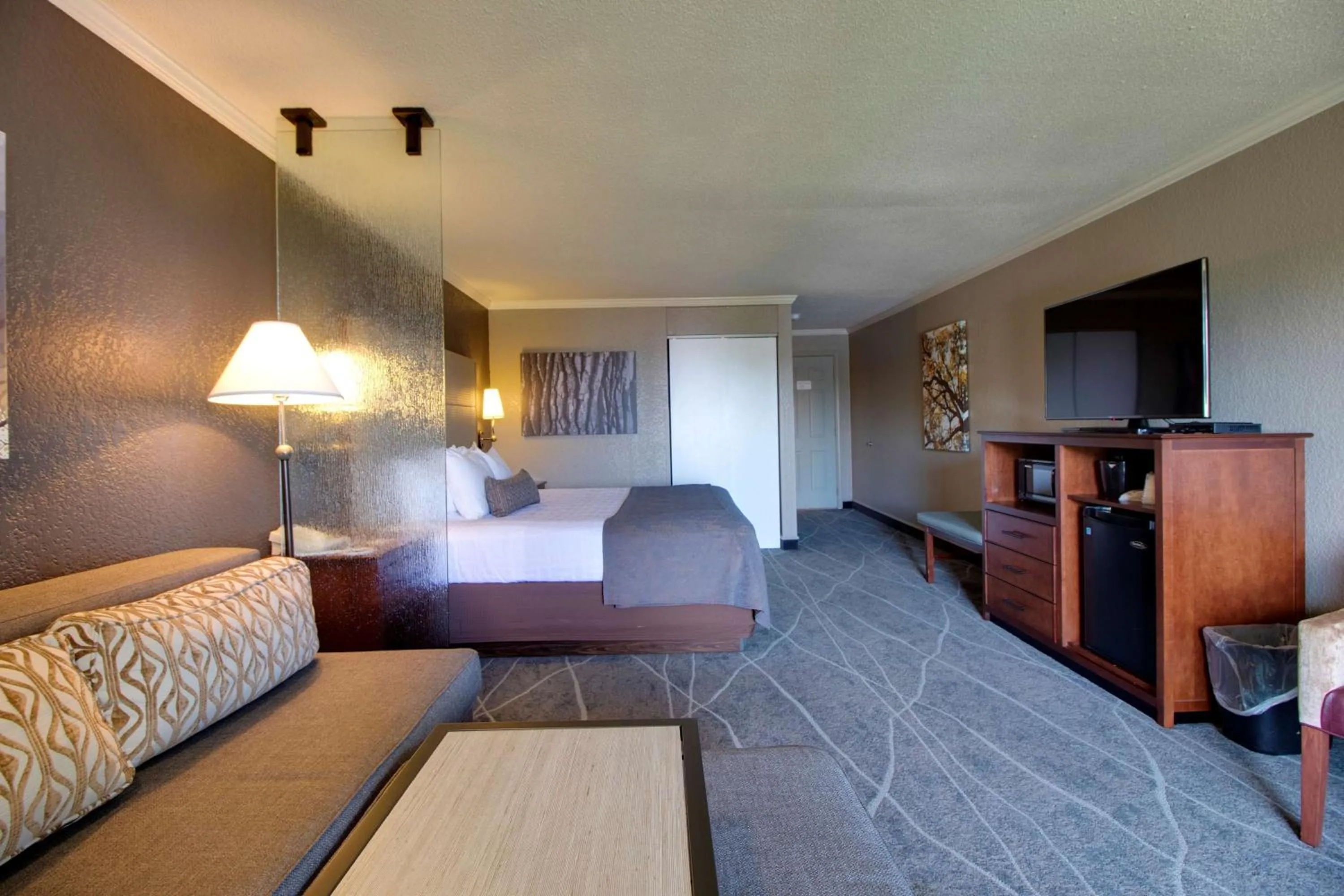 Photo of the whole room, Bed in Best Western Harbour Pointe Lakefront