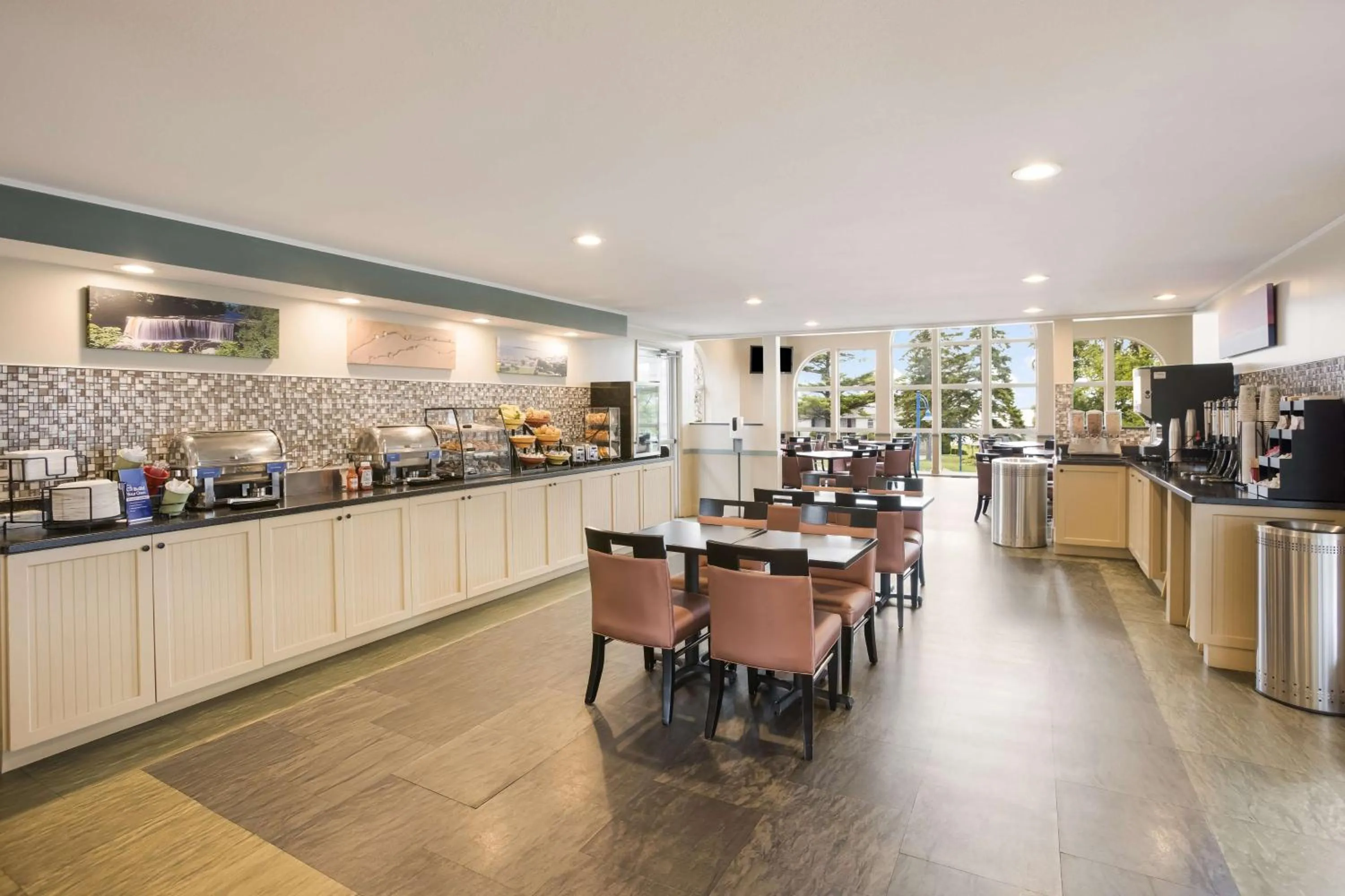 Breakfast in Best Western Harbour Pointe Lakefront