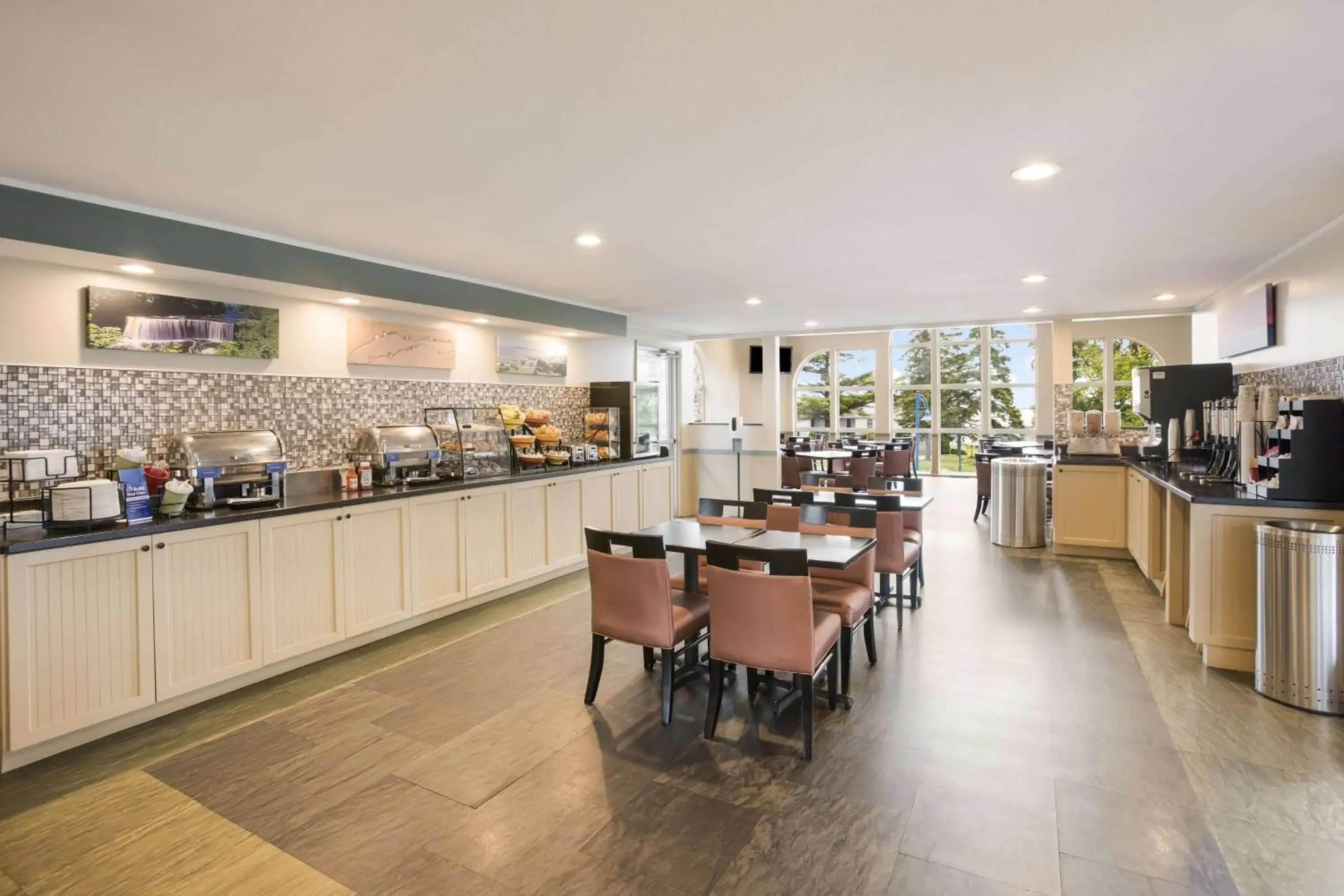 Breakfast in Best Western Harbour Pointe Lakefront Breakfast in Best Western Harbour Pointe Lakefront