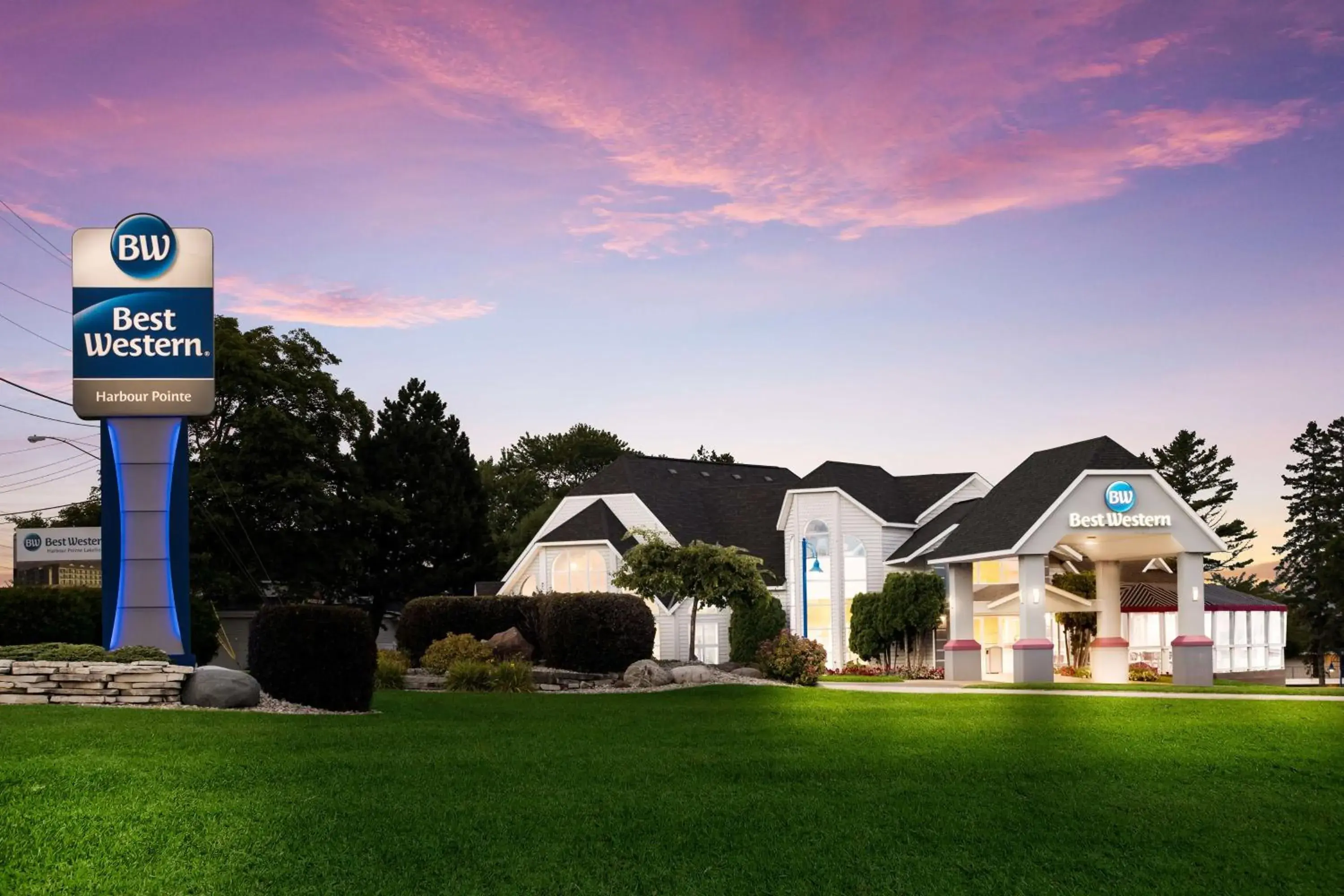 Property building in Best Western Harbour Pointe Lakefront Property building in Best Western Harbour Pointe Lakefront