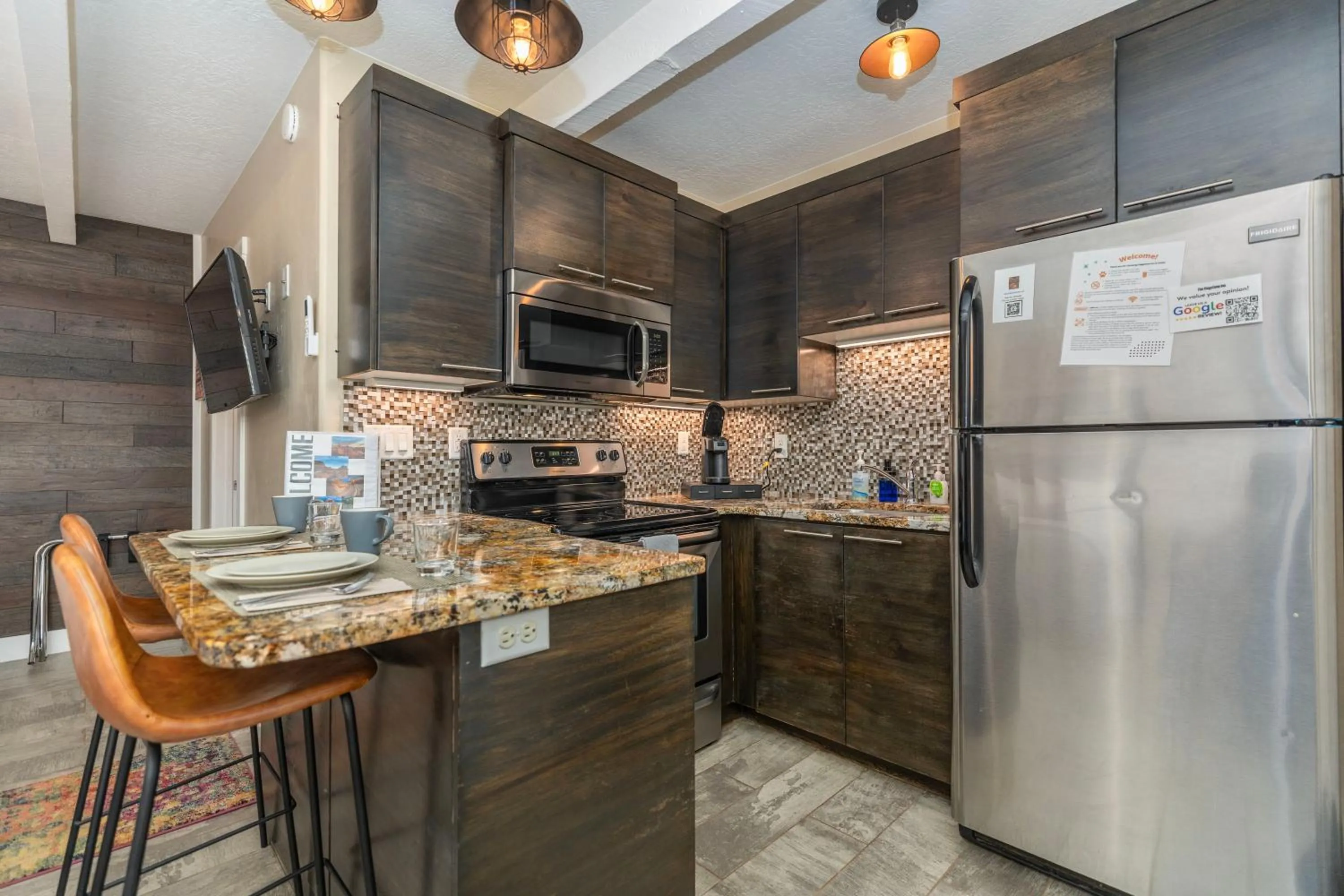 Kitchen or kitchenette in The Flagstone Boutique Inn & Suites
