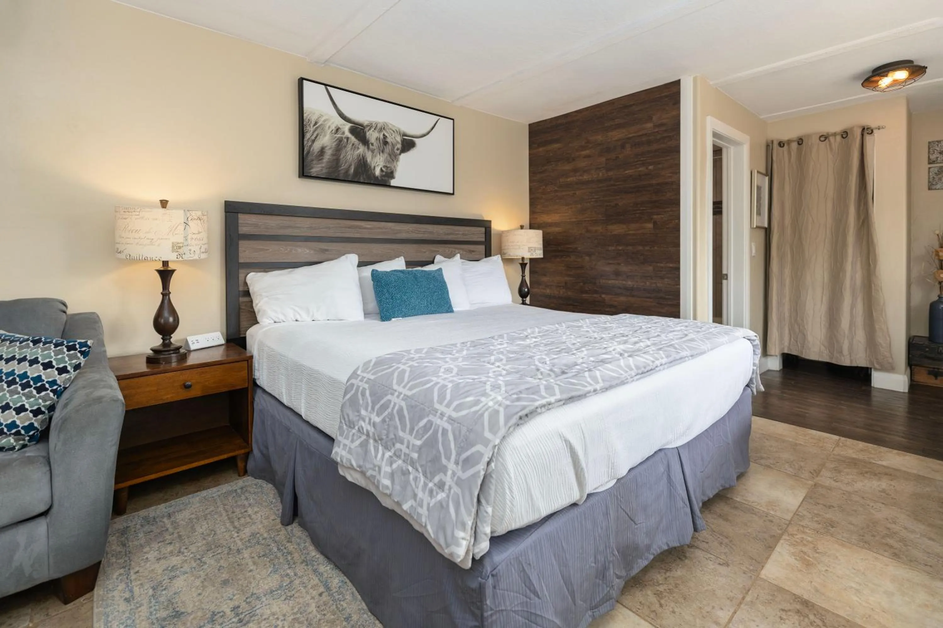 Bed in The Flagstone Boutique Inn & Suites