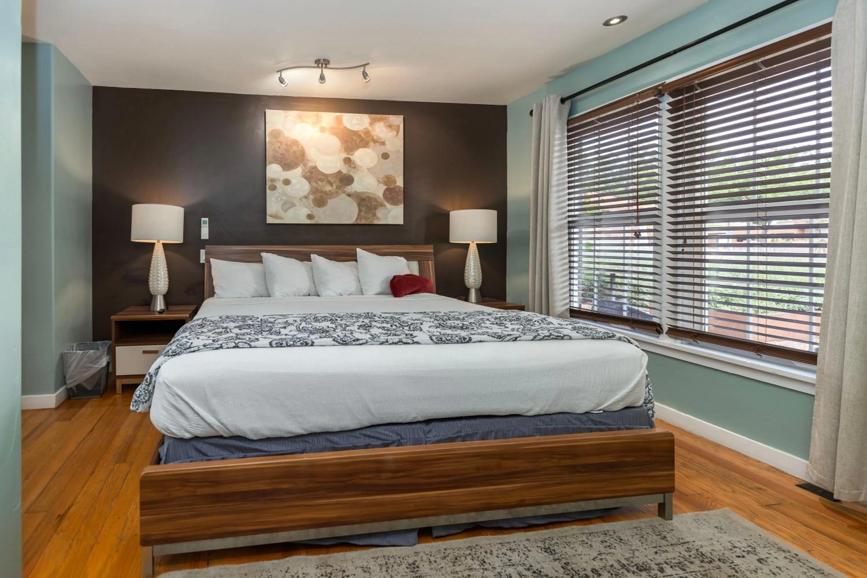 Bed in The Flagstone Boutique Inn & Suites