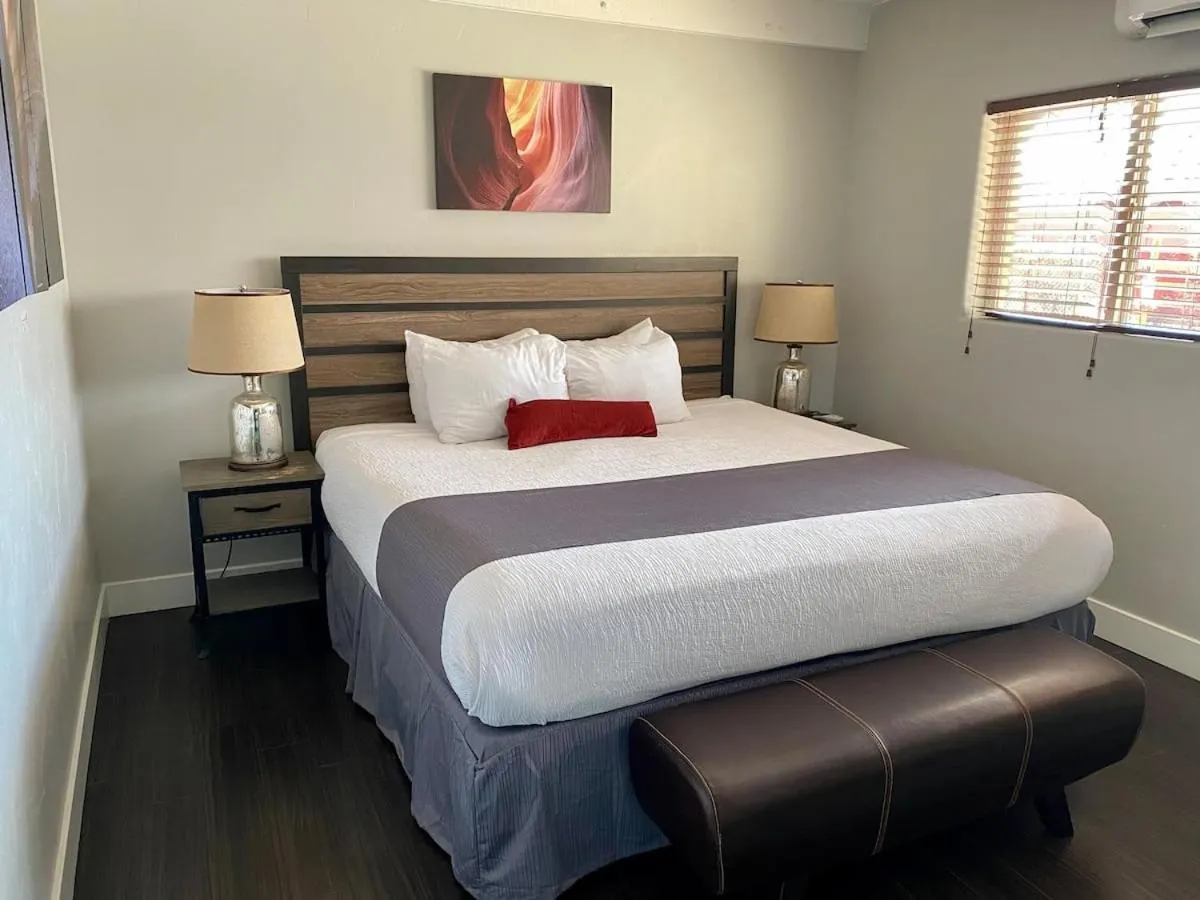 Bed in The Flagstone Boutique Inn & Suites