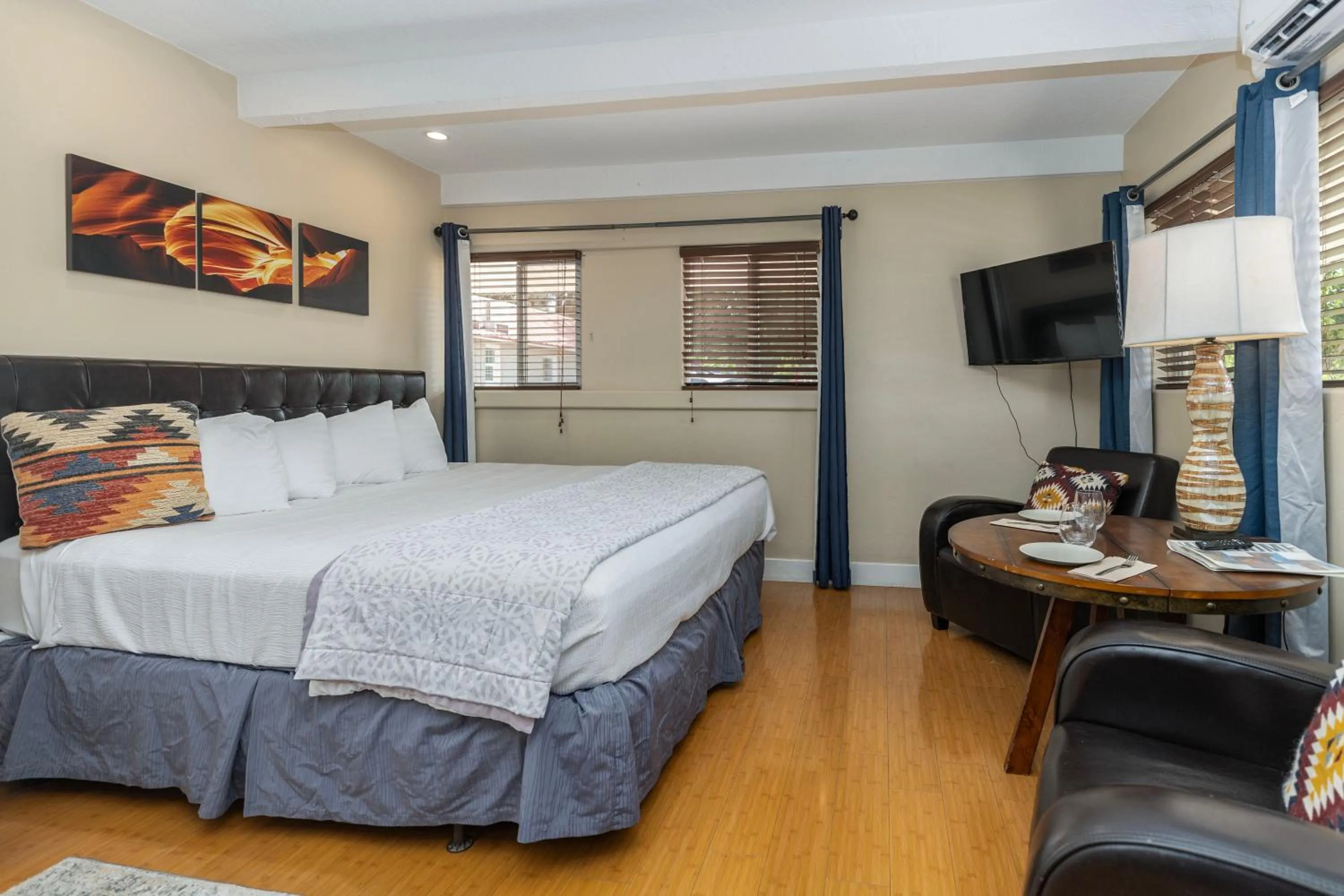 Bed in The Flagstone Boutique Inn & Suites