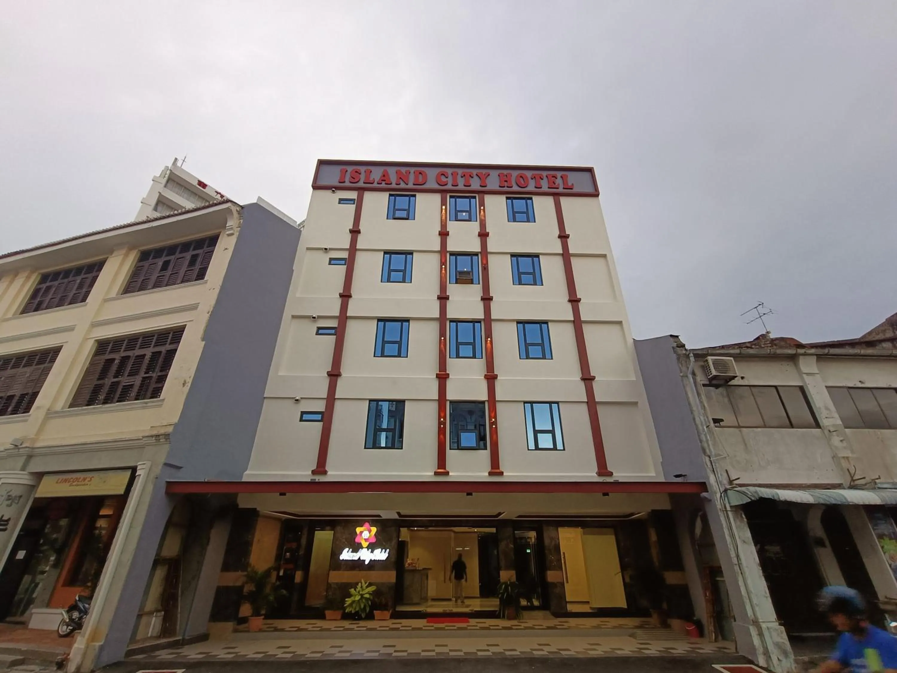 Facade/entrance in Capital O 90897 Island City Hotel