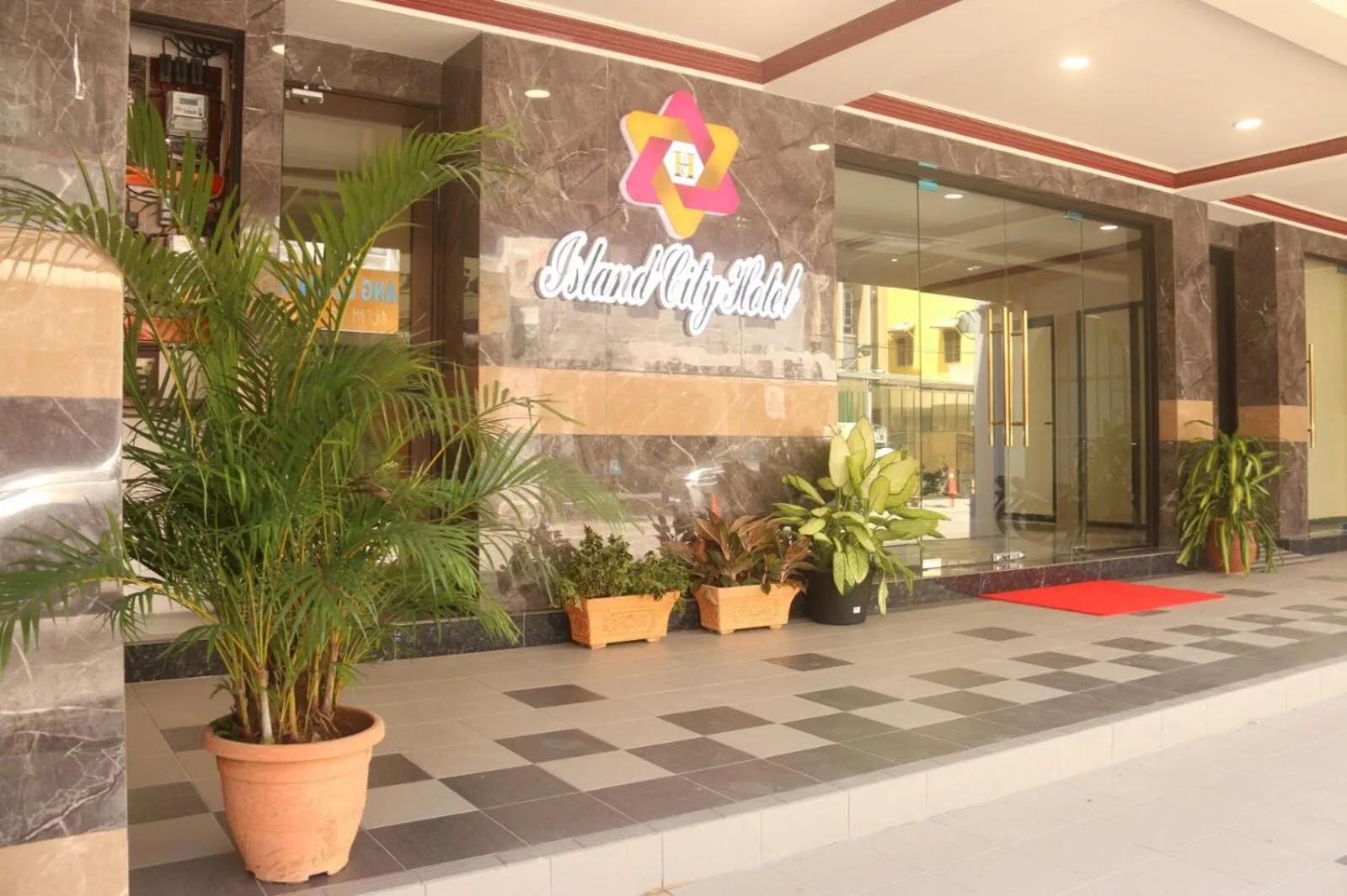 Facade/entrance in Capital O 90897 Island City Hotel