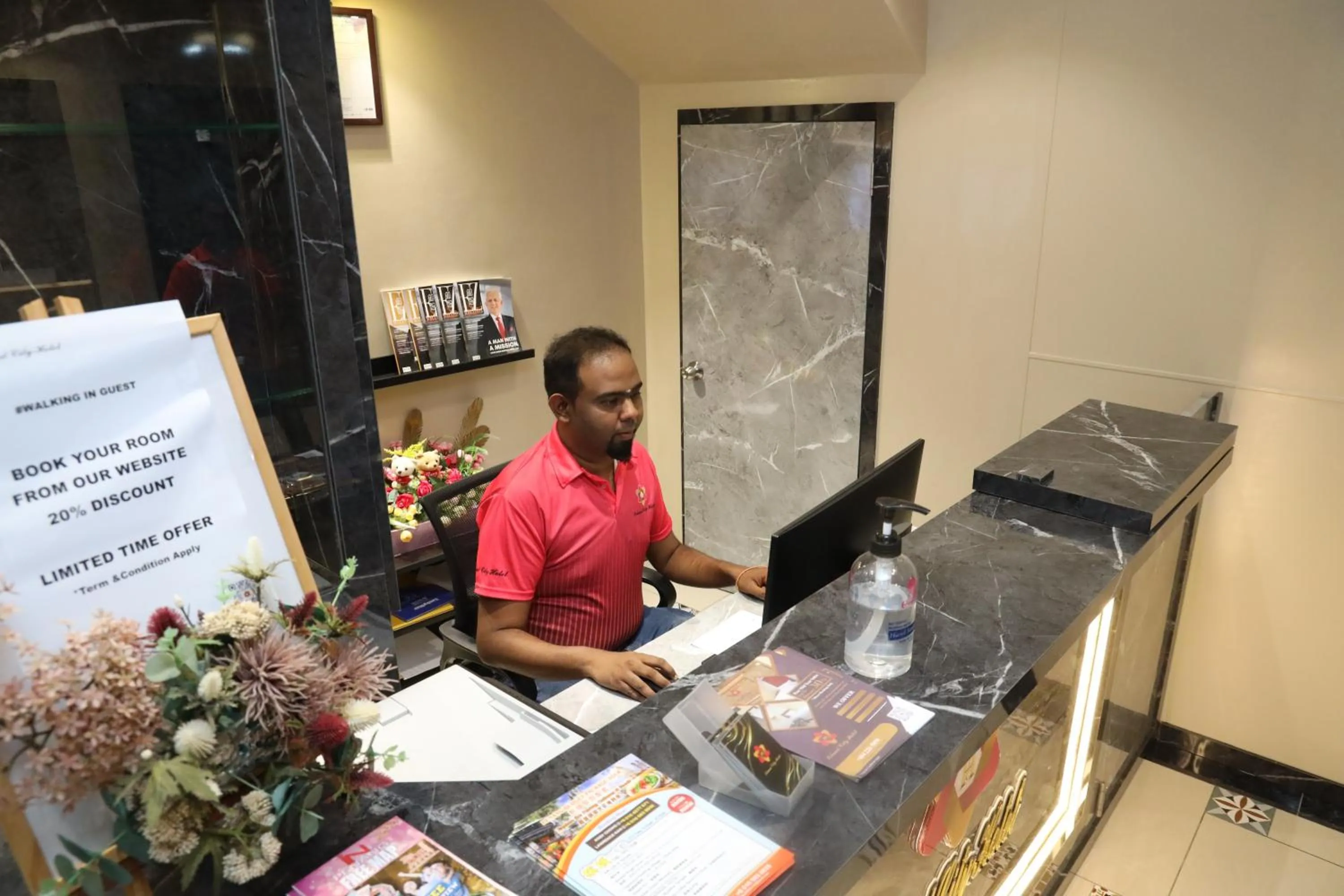 Lobby or reception in Capital O 90897 Island City Hotel