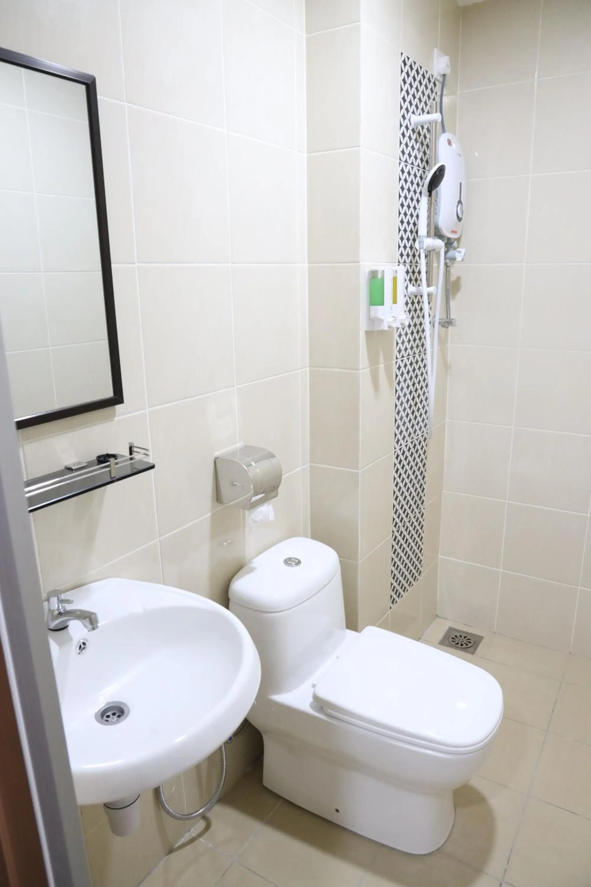 Bathroom in Capital O 90897 Island City Hotel