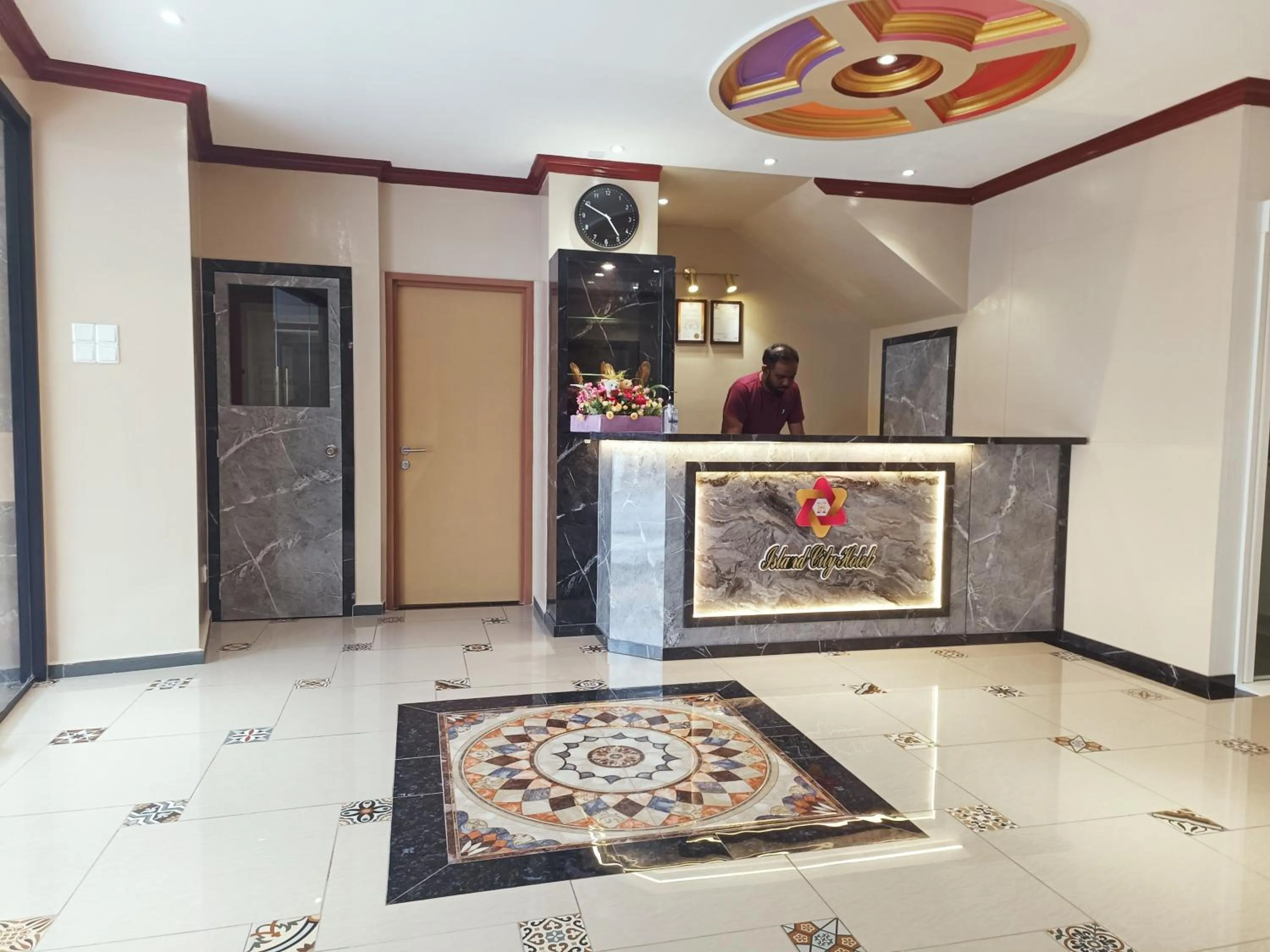 Lobby or reception in Capital O 90897 Island City Hotel