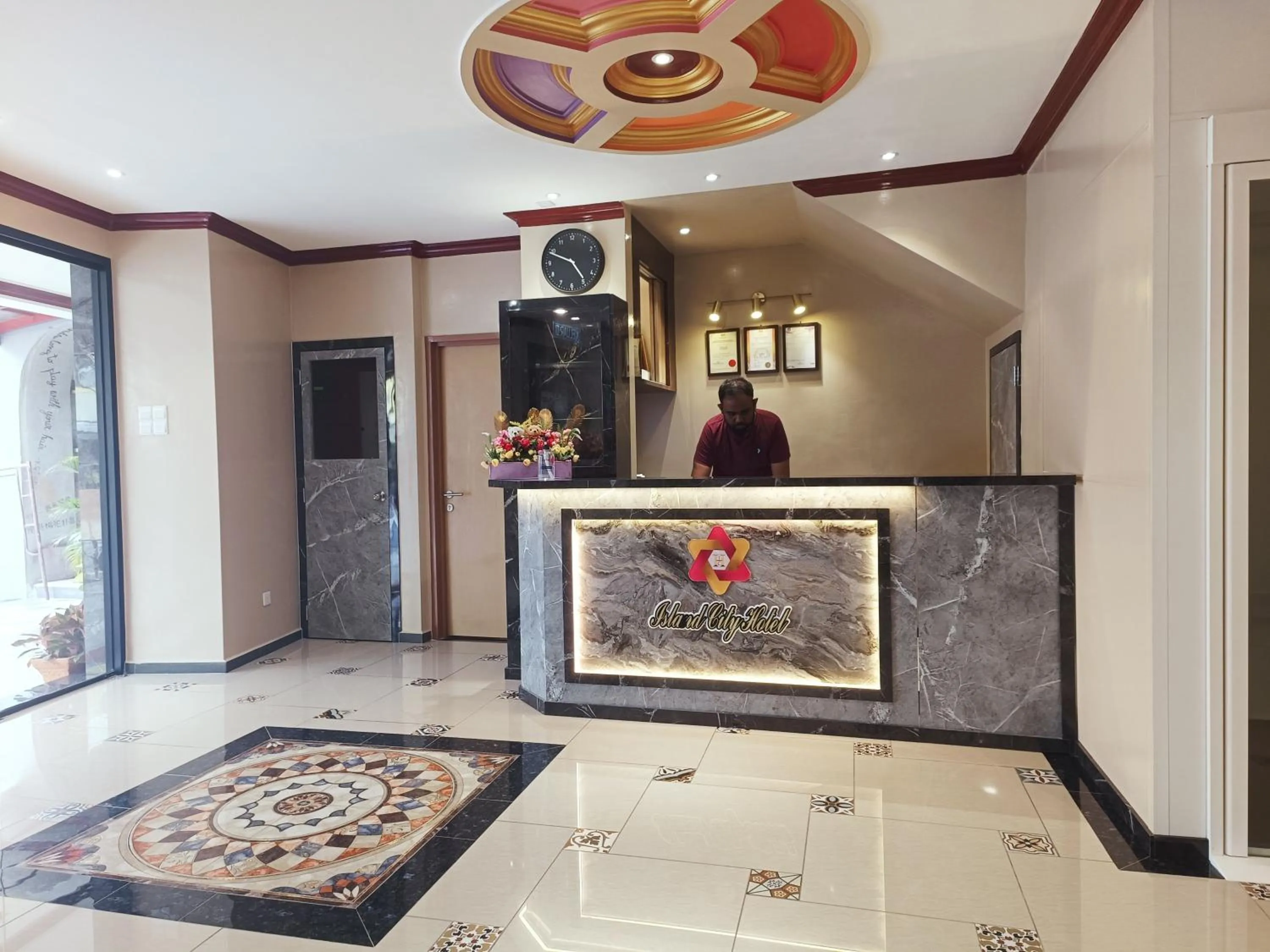 Lobby or reception in Capital O 90897 Island City Hotel