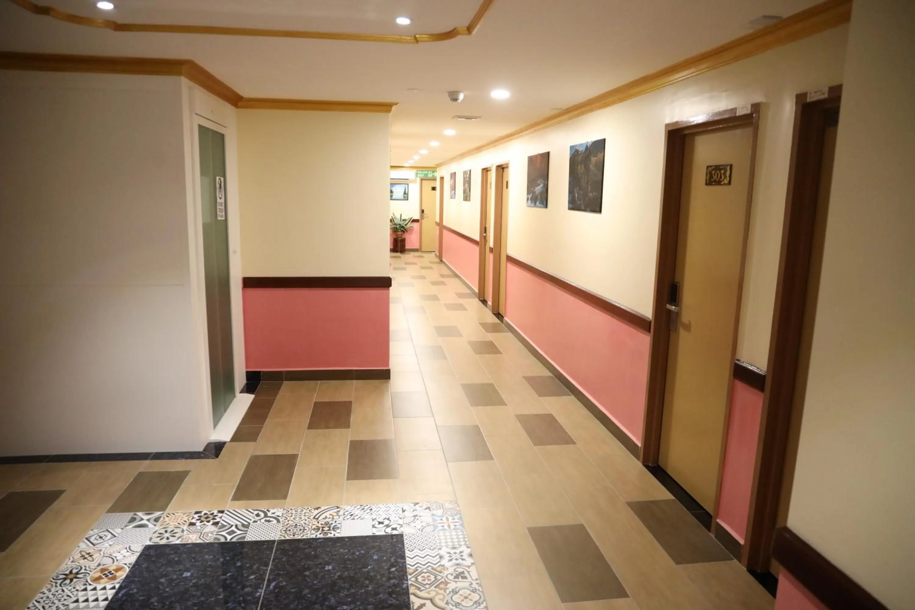 Lobby or reception in Capital O 90897 Island City Hotel