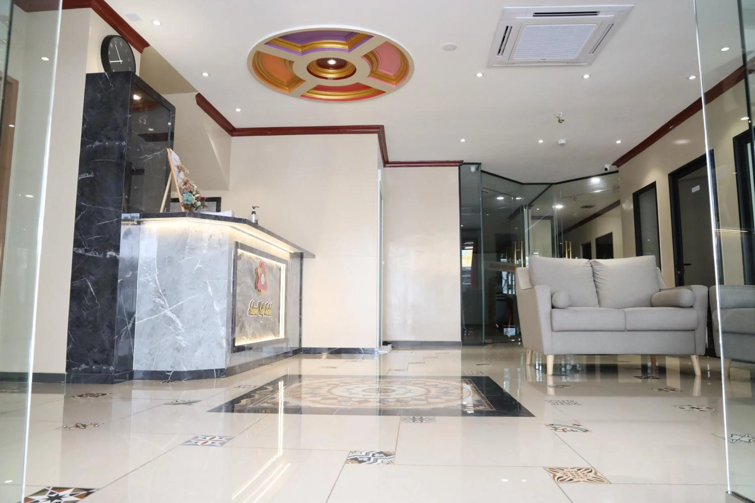 Lobby or reception in Capital O 90897 Island City Hotel