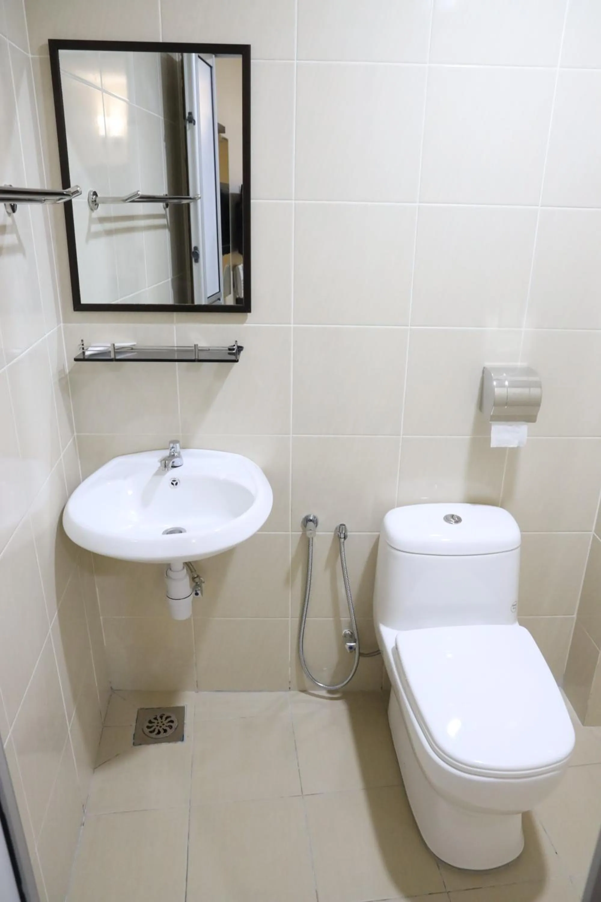 Bathroom in Capital O 90897 Island City Hotel