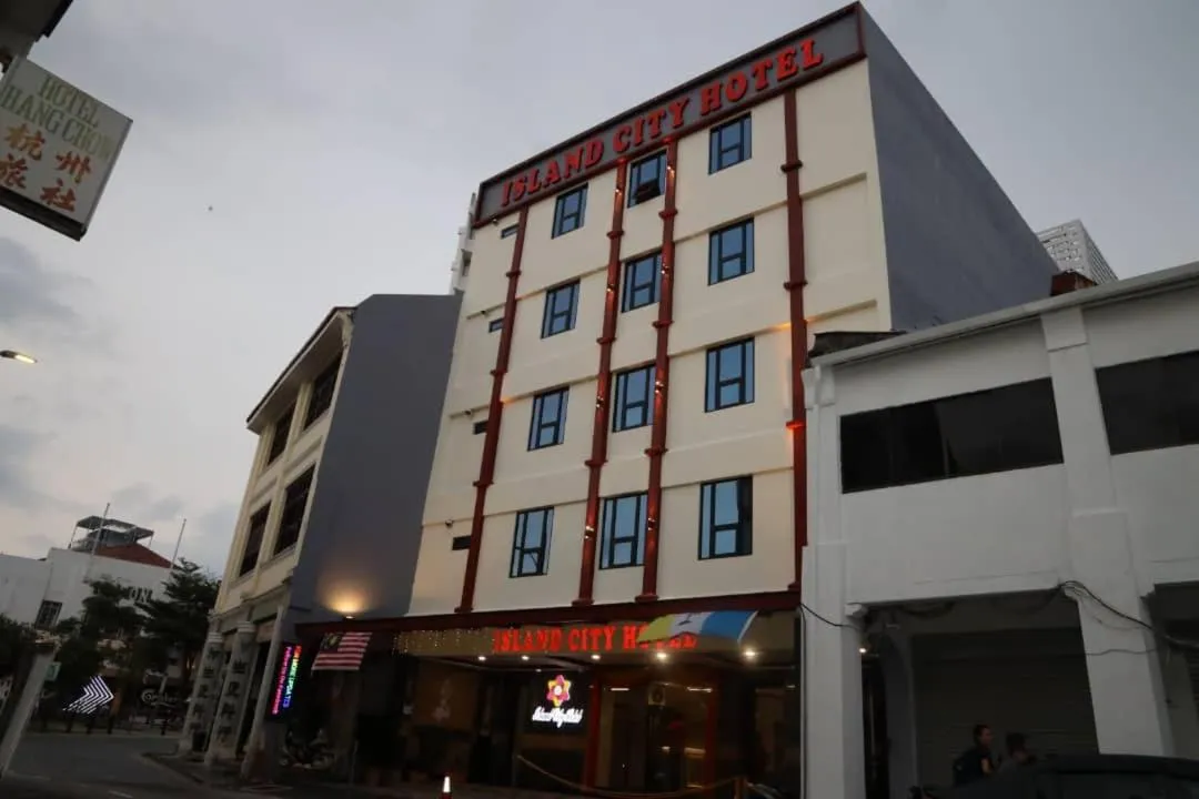 Facade/entrance in Capital O 90897 Island City Hotel