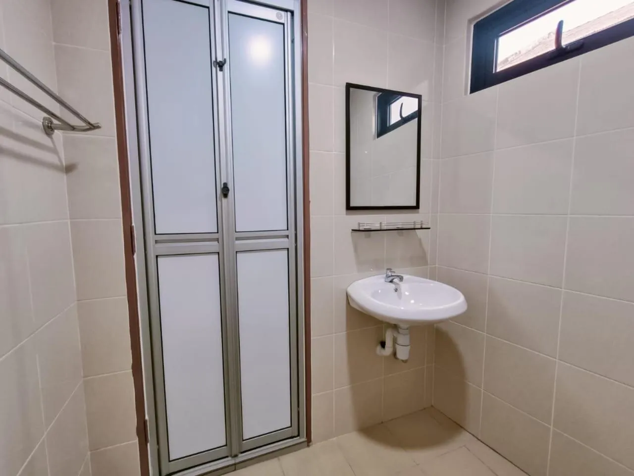 Bathroom in Capital O 90897 Island City Hotel