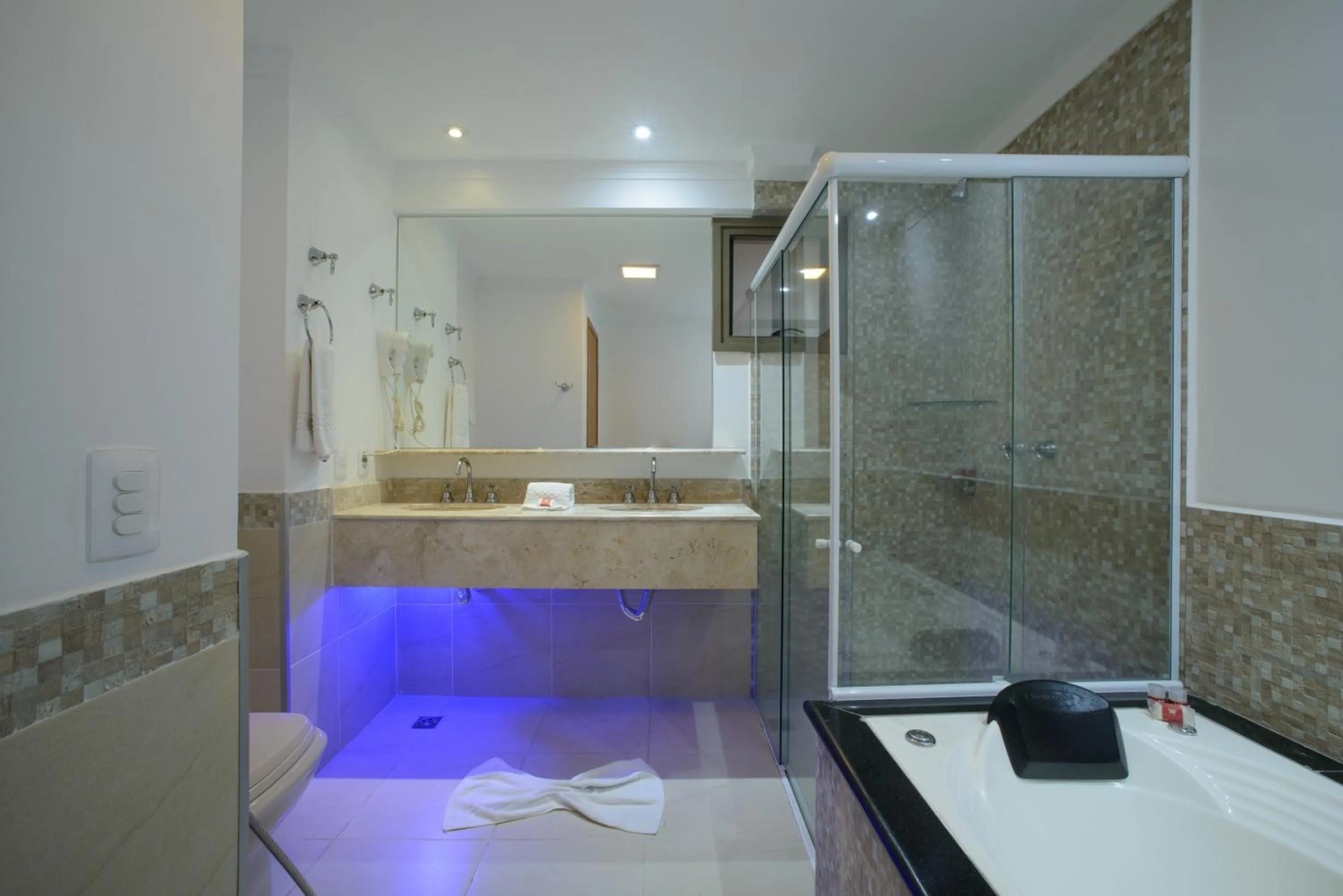 Shower in Faro Hotel Atibaia