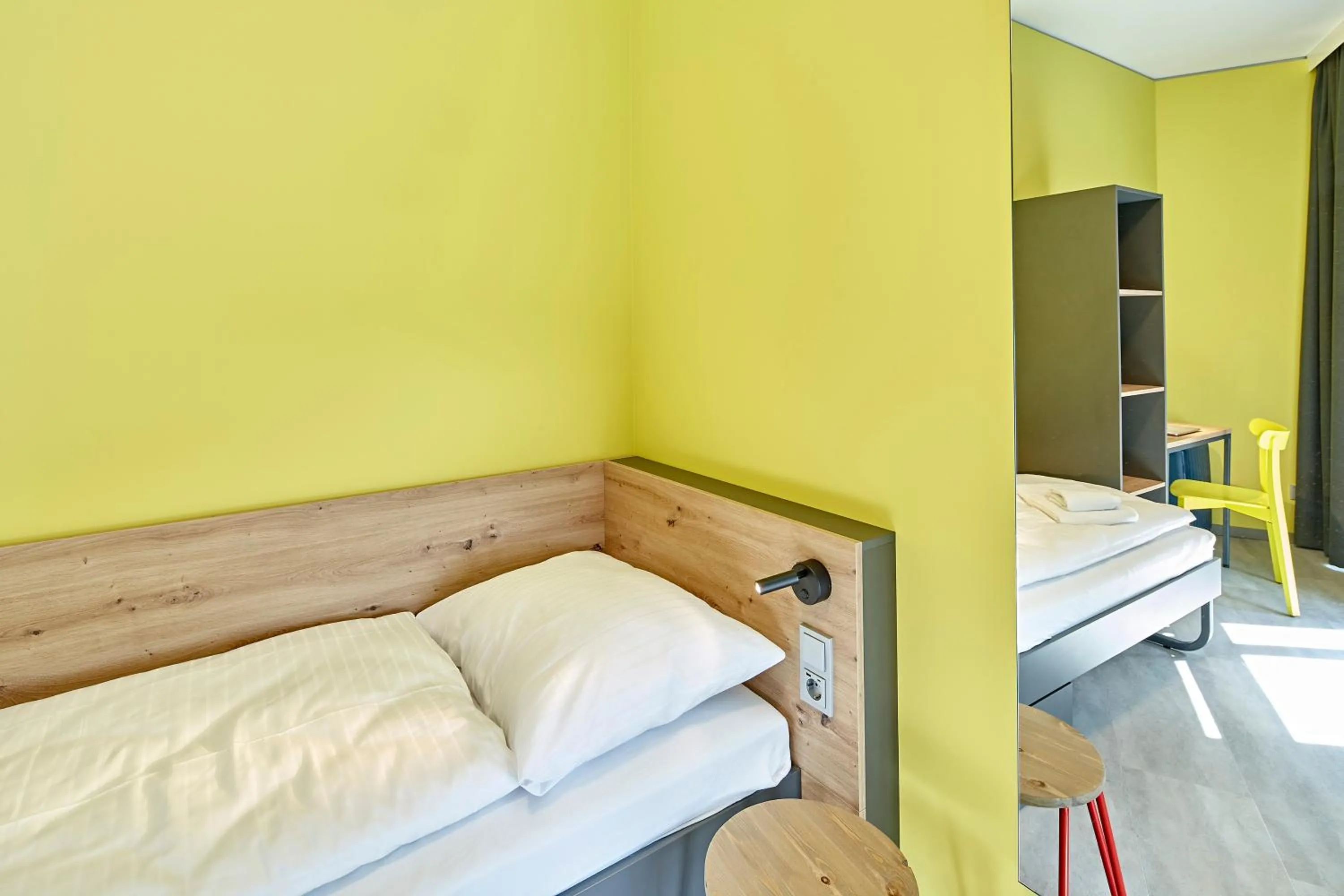 Bed in MEININGER Hotel Köln West